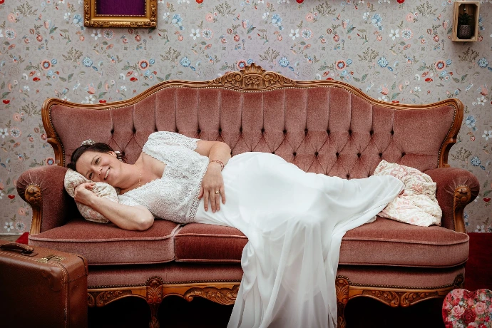 Bruidskoppel in fotobooth met feestelijke props