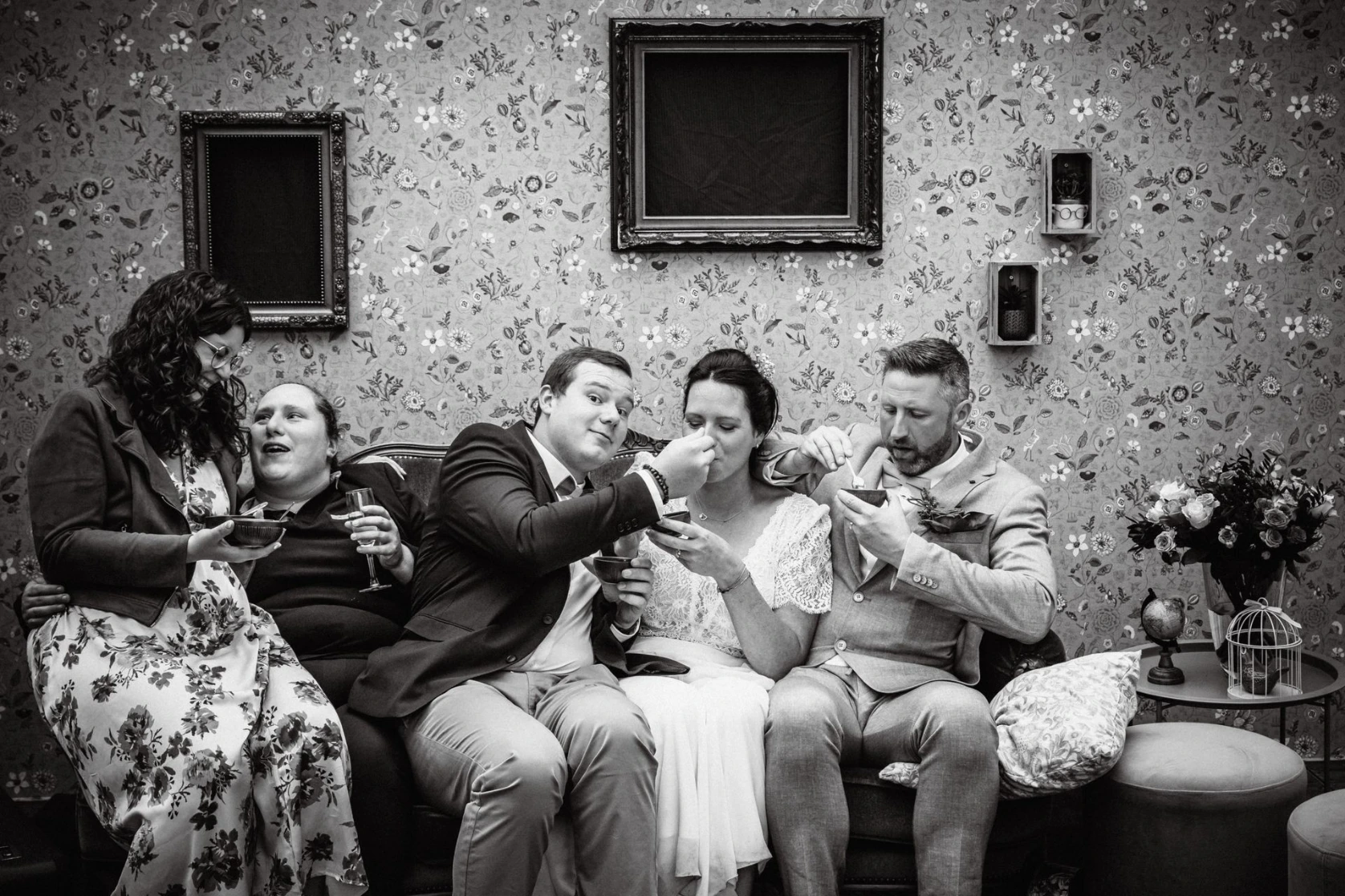 Bruidskoppel in fotobooth met feestelijke props