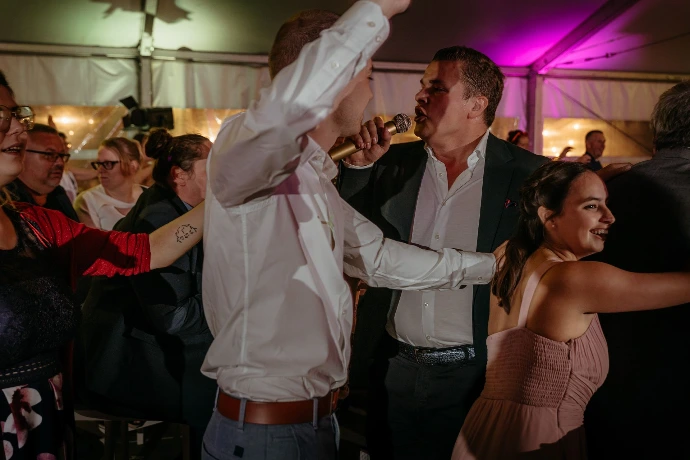 Dansvloer vol gasten tijdens trouwfeest