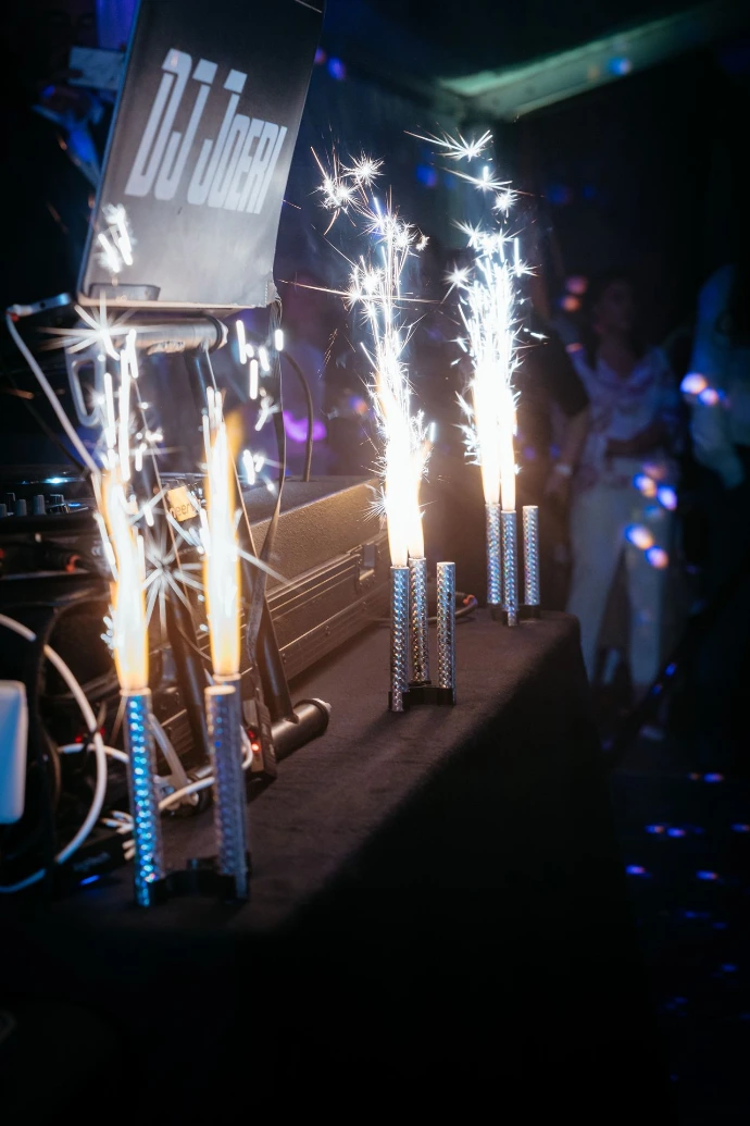 Dansvloer vol gasten tijdens trouwfeest