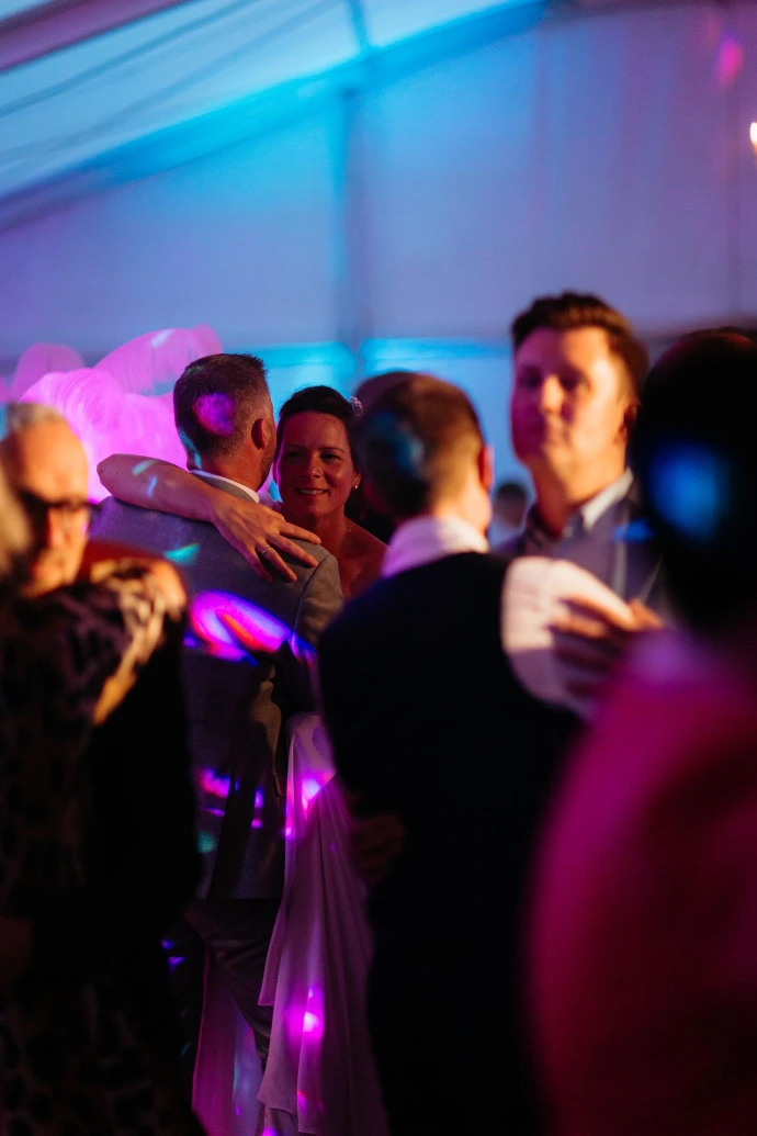 Dansvloer vol gasten tijdens trouwfeest