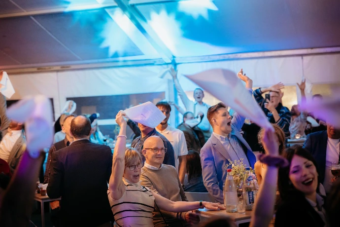 DJ zorgt voor sfeer op knallend huwelijksfeest