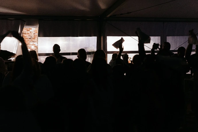 DJ zorgt voor sfeer op knallend huwelijksfeest