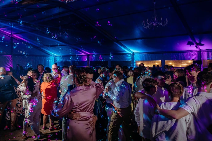 DJ zorgt voor sfeer op knallend huwelijksfeest