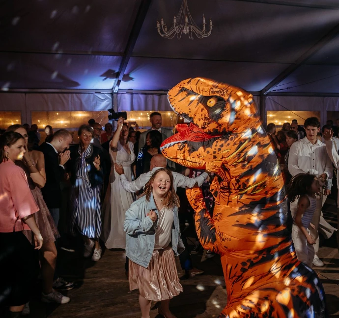 DJ zorgt voor sfeer op knallend huwelijksfeest