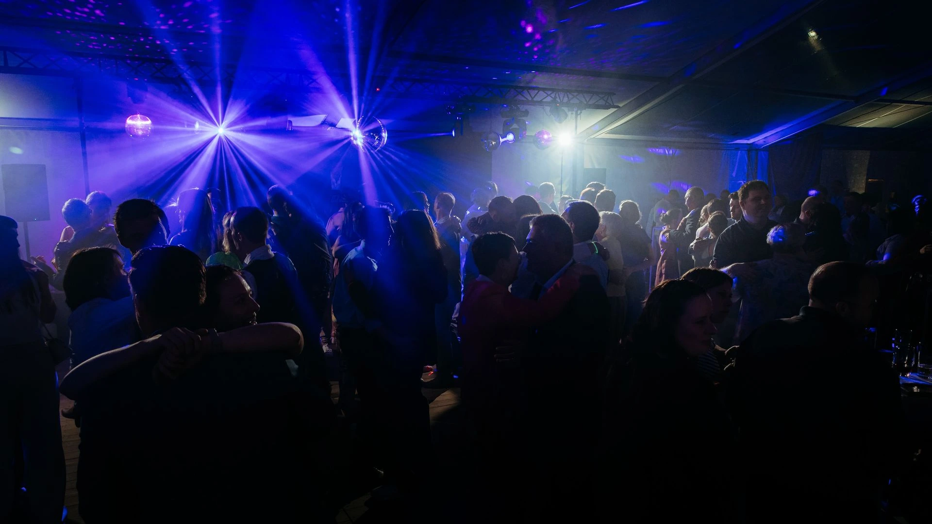 DJ zorgt voor sfeer op knallend huwelijksfeest