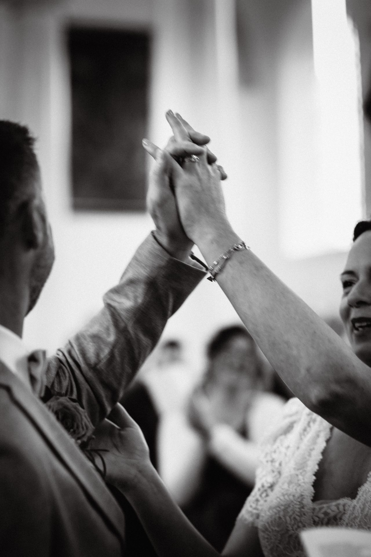 Romantische trouwfoto in kerk met prachtig altaar