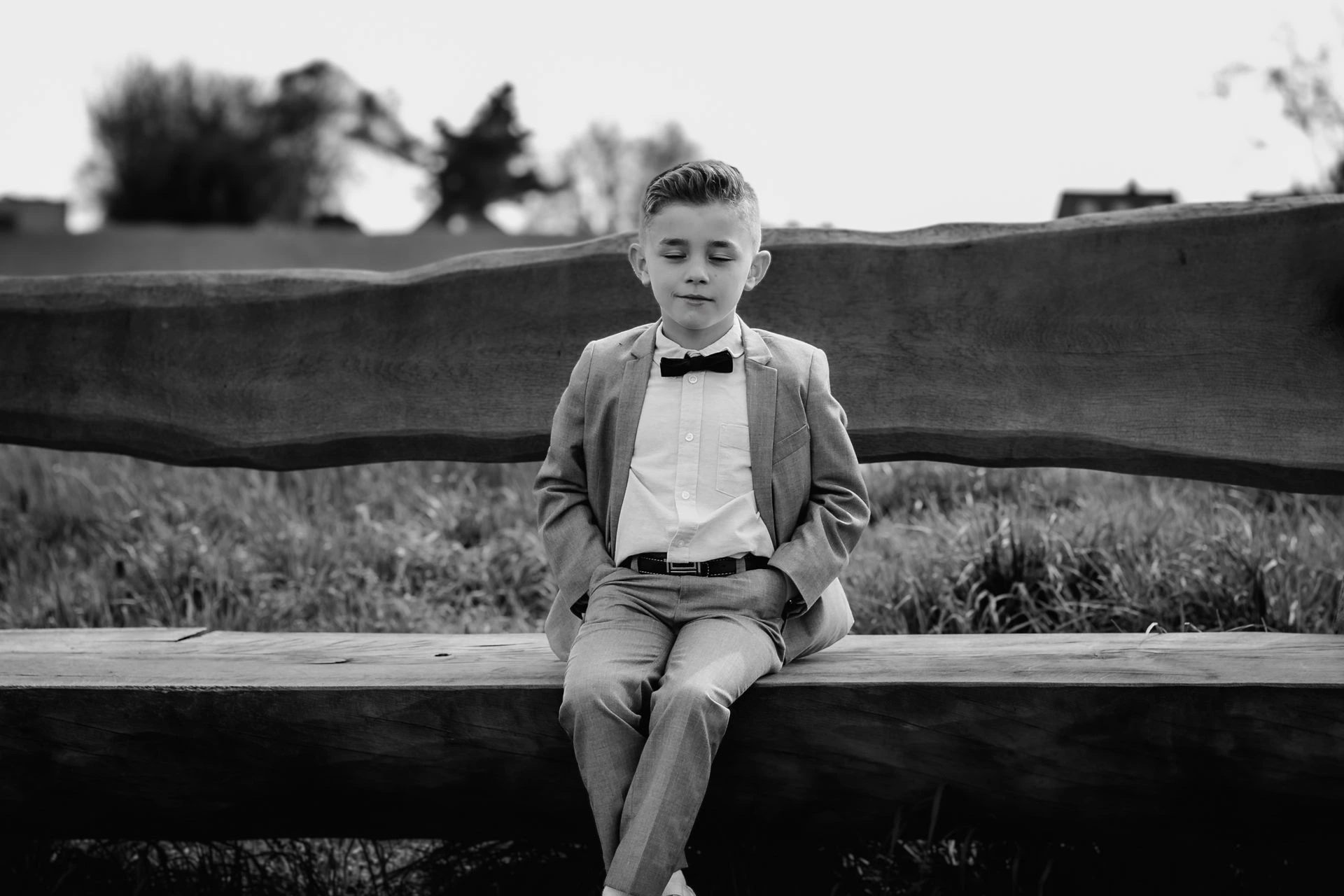 Eerste communie fotoshoot in Zeveren Plancke met houten brug