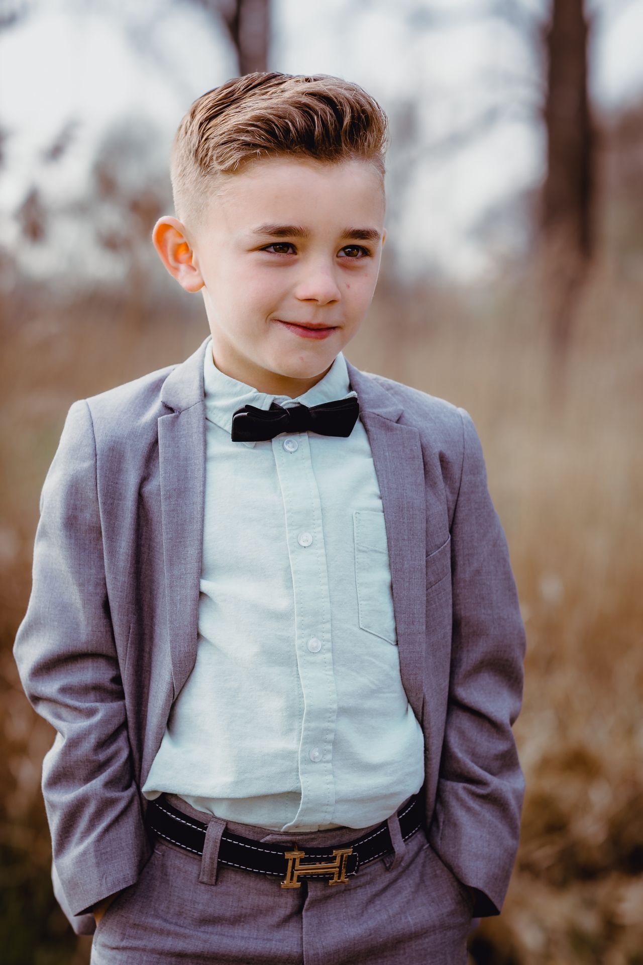 Bradley straalt in zijn communieoutfit tijdens fotoshoot