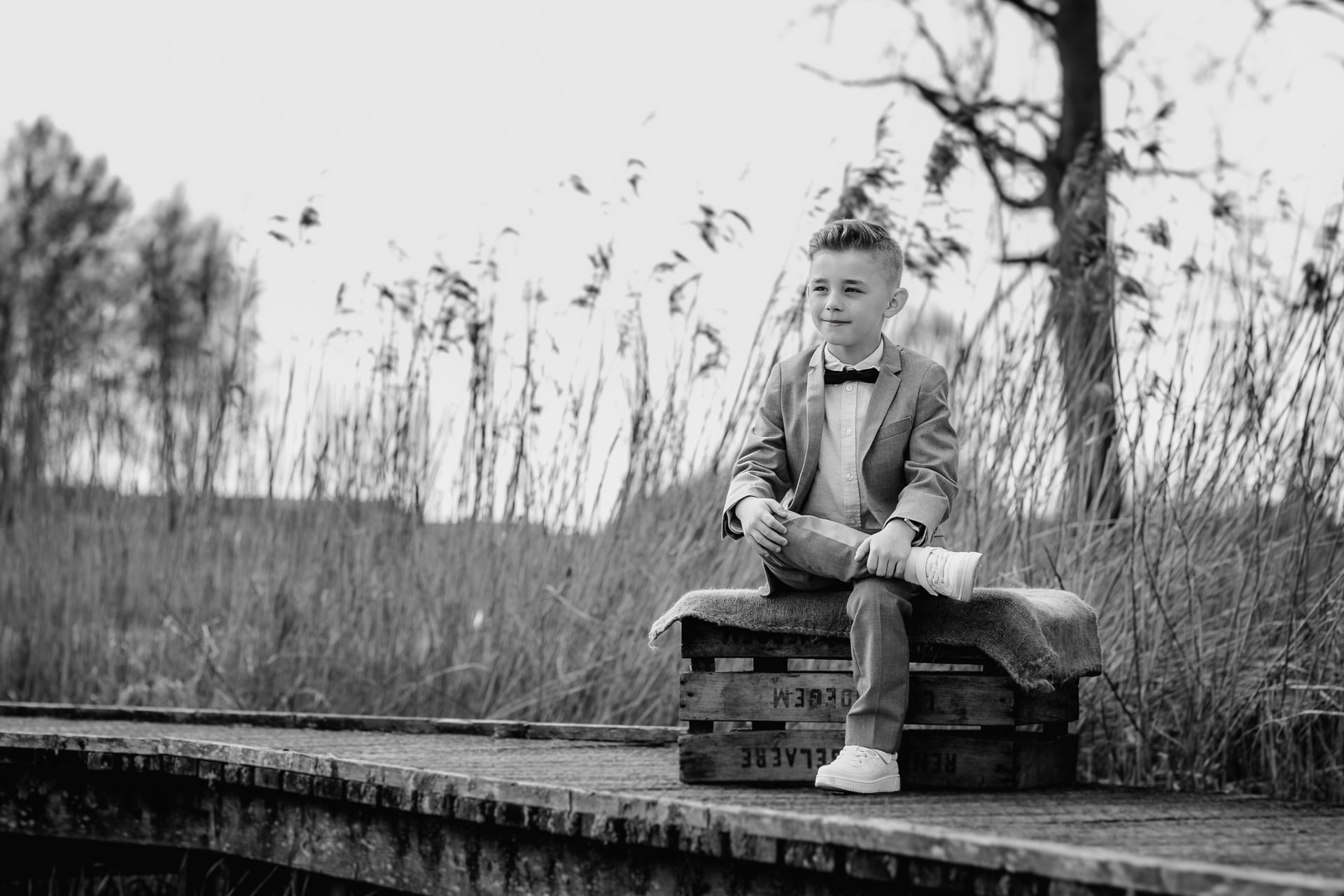 Eerste communie fotoshoot in Zeveren Plancke met houten brug