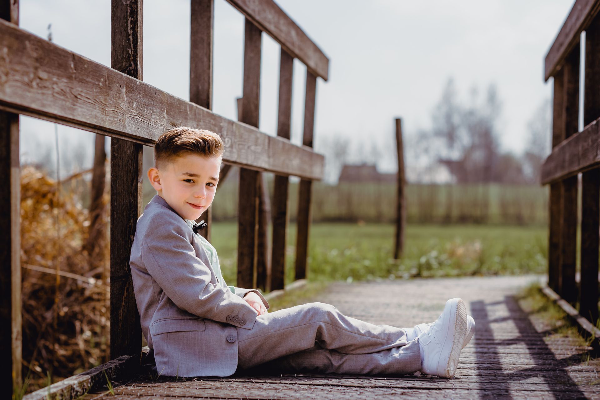 Eerste communie fotoshoot in Zeveren Plancke met houten brug