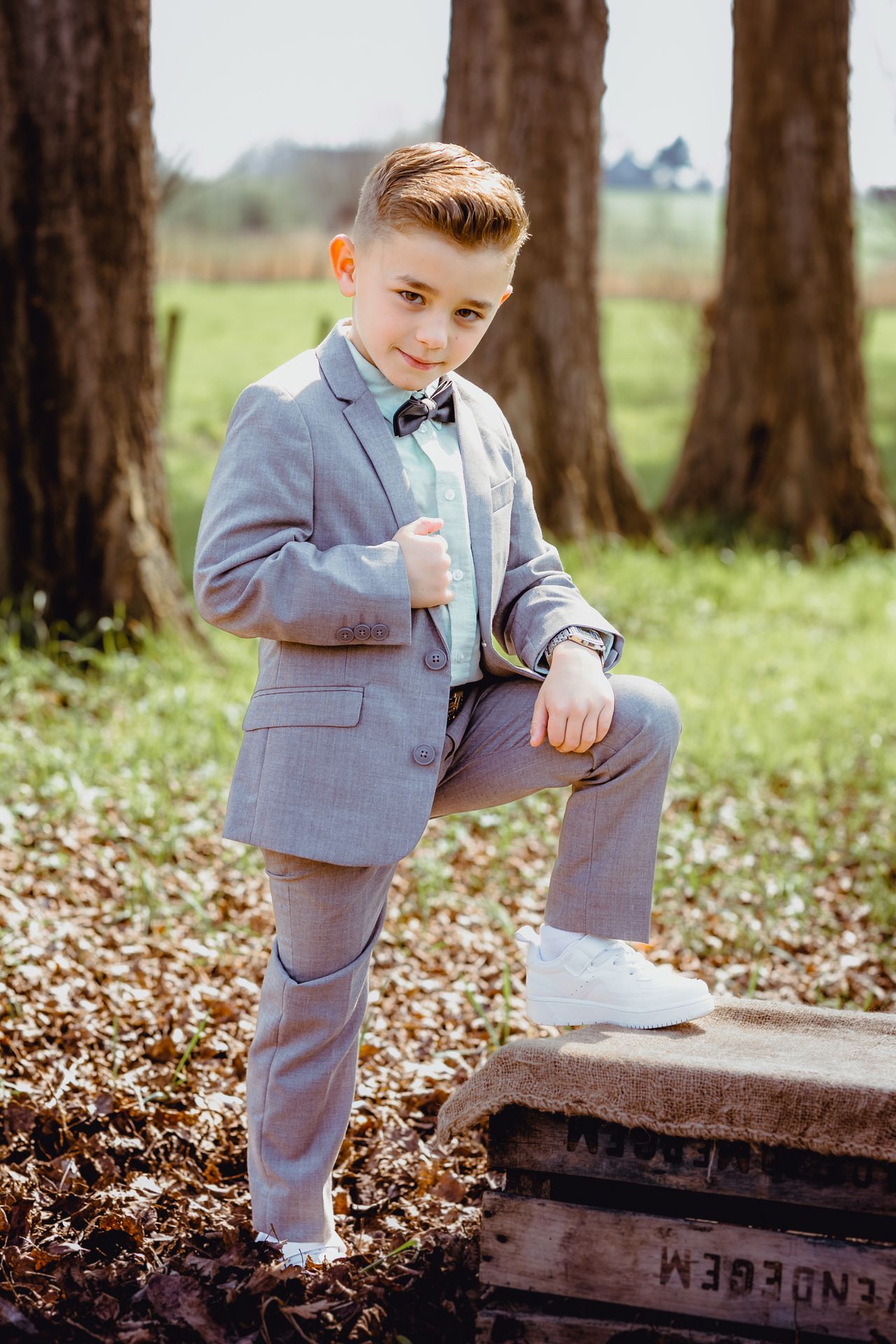 Bradley straalt in zijn communieoutfit tijdens fotoshoot
