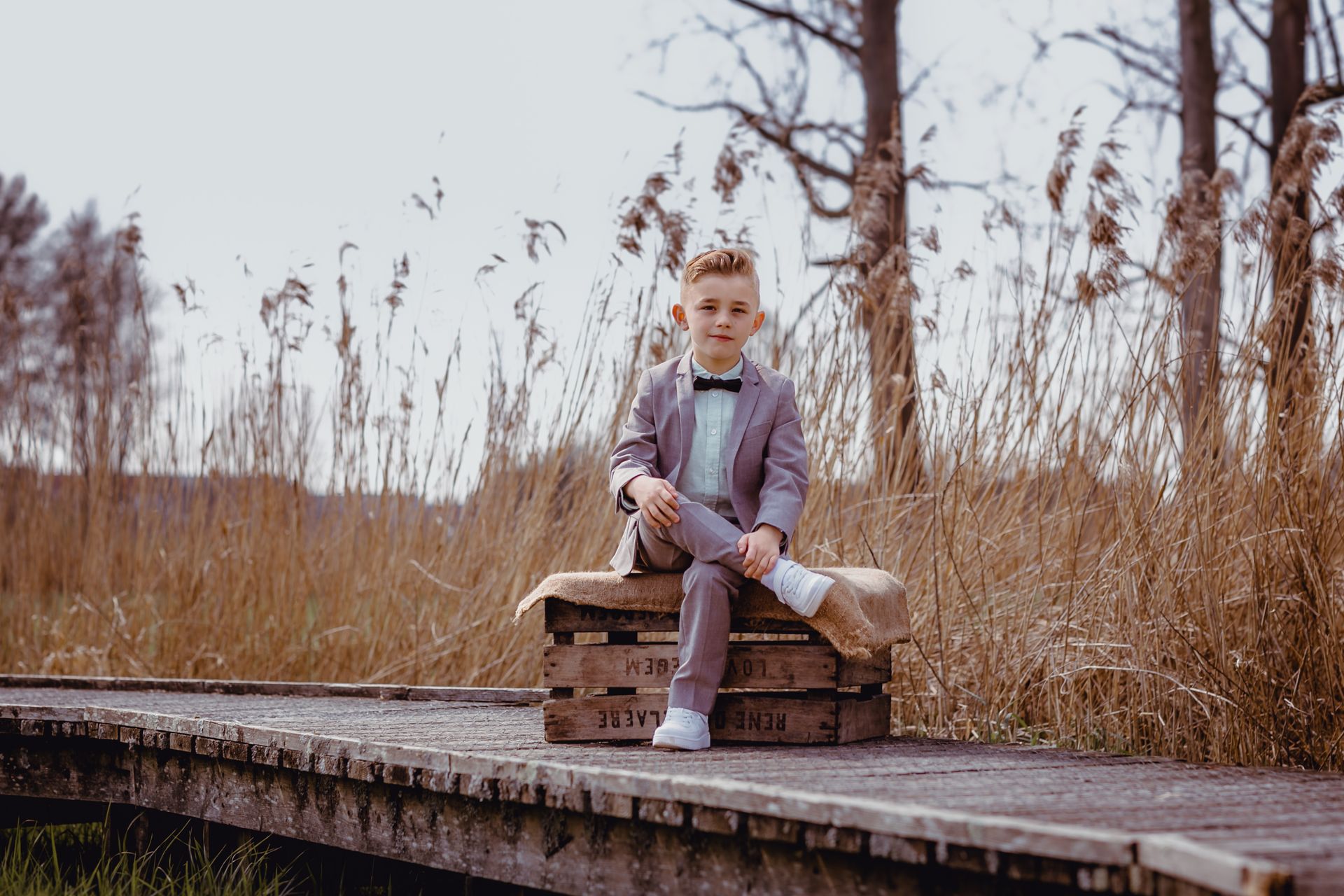 Lente fotoshoot voor eerste communie op houten paden