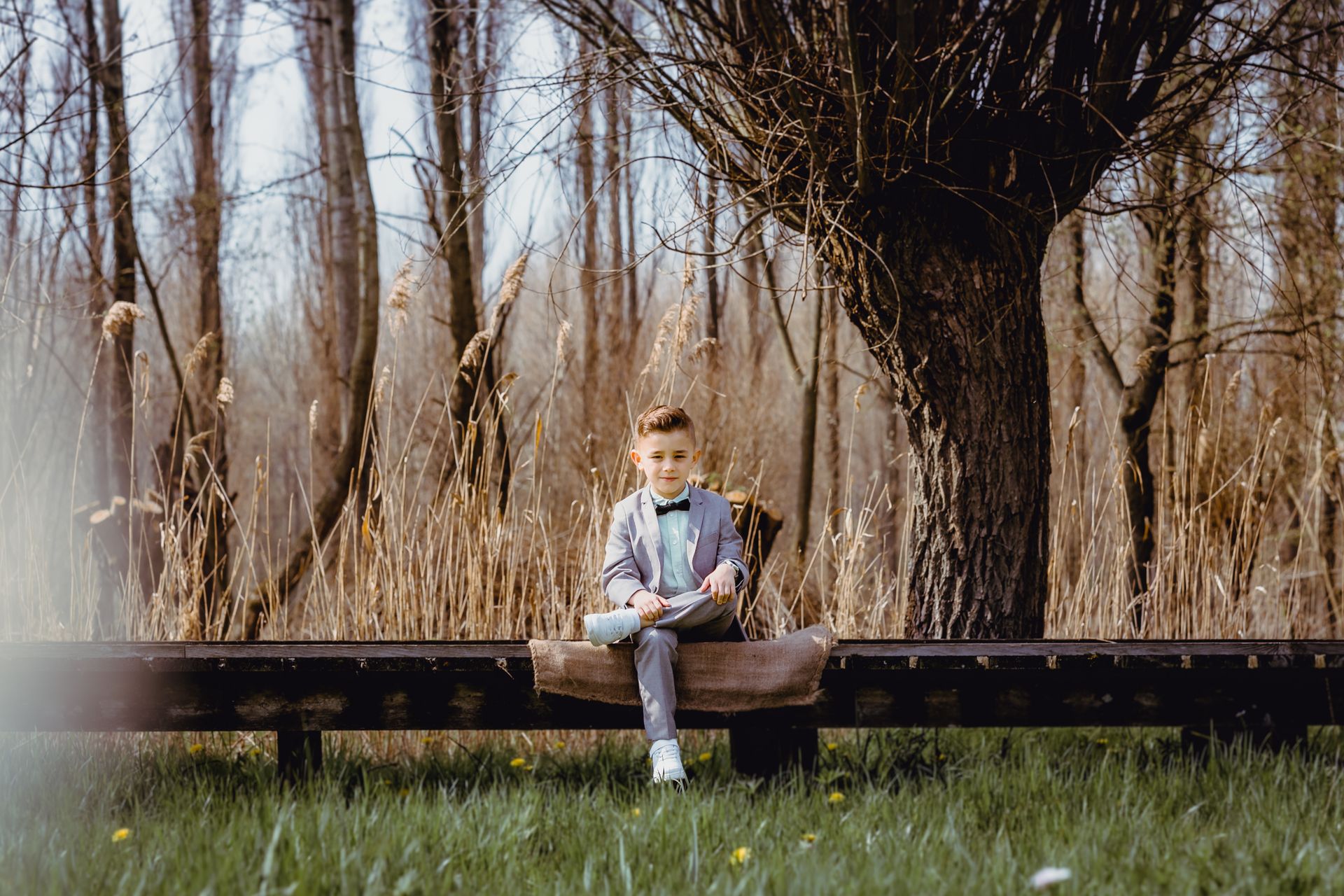 Lente fotoshoot voor eerste communie op houten paden