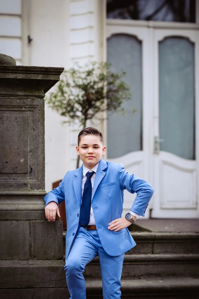 Communie fotoshoot op grijze dag – mystieke sfeer rond het kasteel