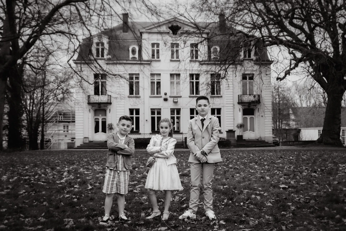 Communie van een meisje en jongen in mystieke kasteeltuin Wippelgem