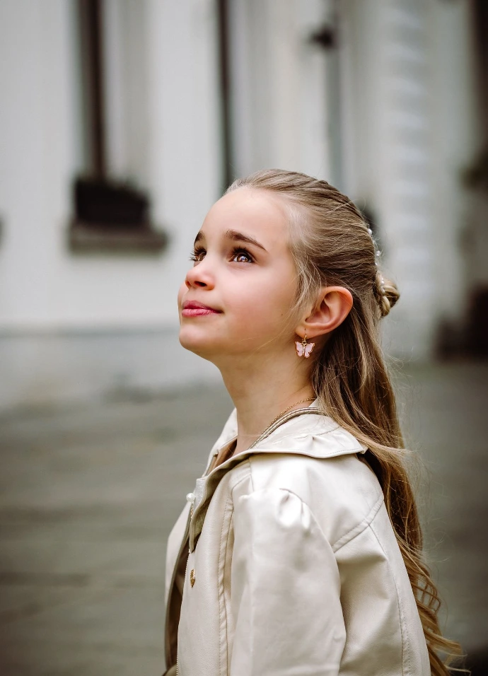 Communie fotoshoot op grijze dag – mystieke sfeer rond het kasteel