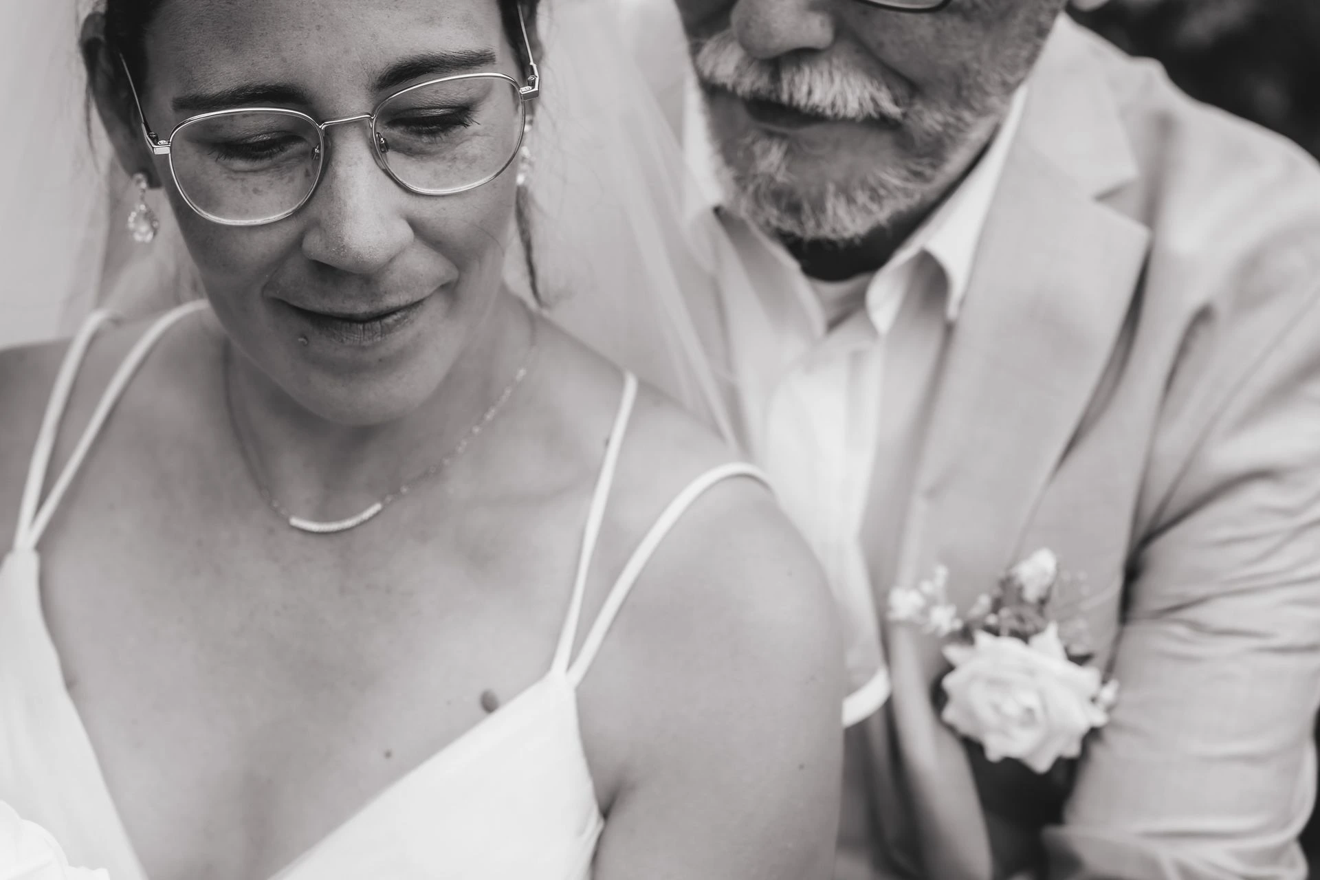 After wedding shoot in het stadspark van Dendermonde, liefdevol en spontaan
