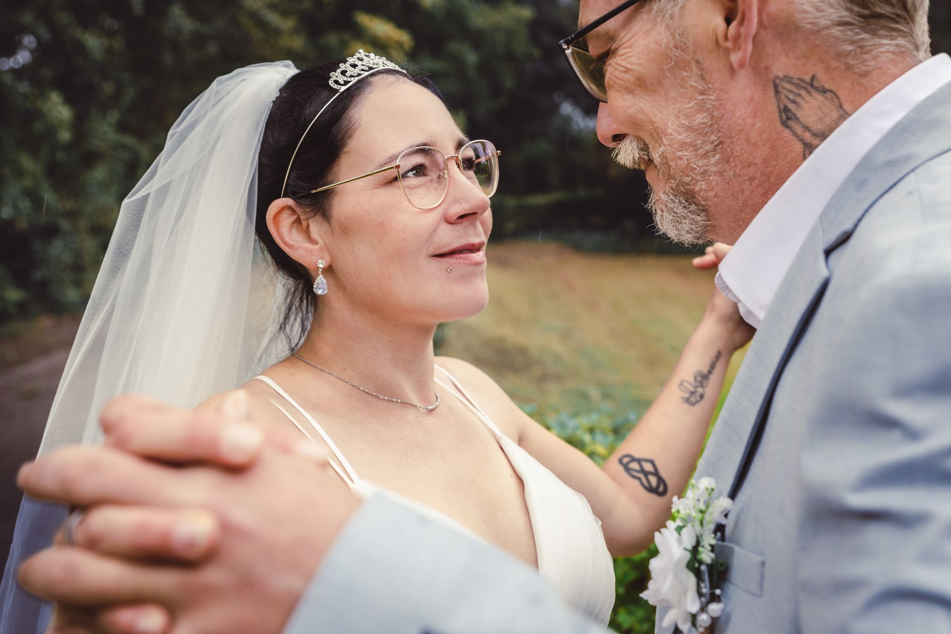 Romantische after wedding shoot in Dendermonde, bruid in trouwjurk en bruidegom in parksetting.