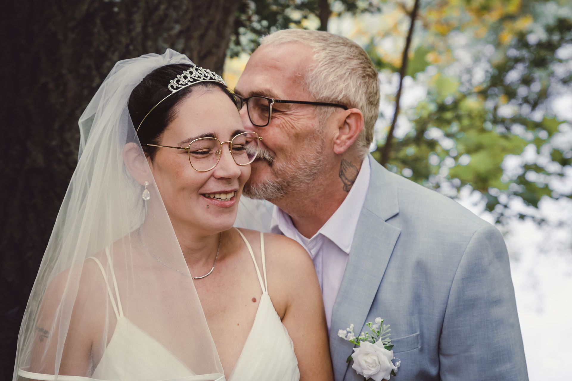 After wedding shoot in het stadspark van Dendermonde, liefdevol en spontaan