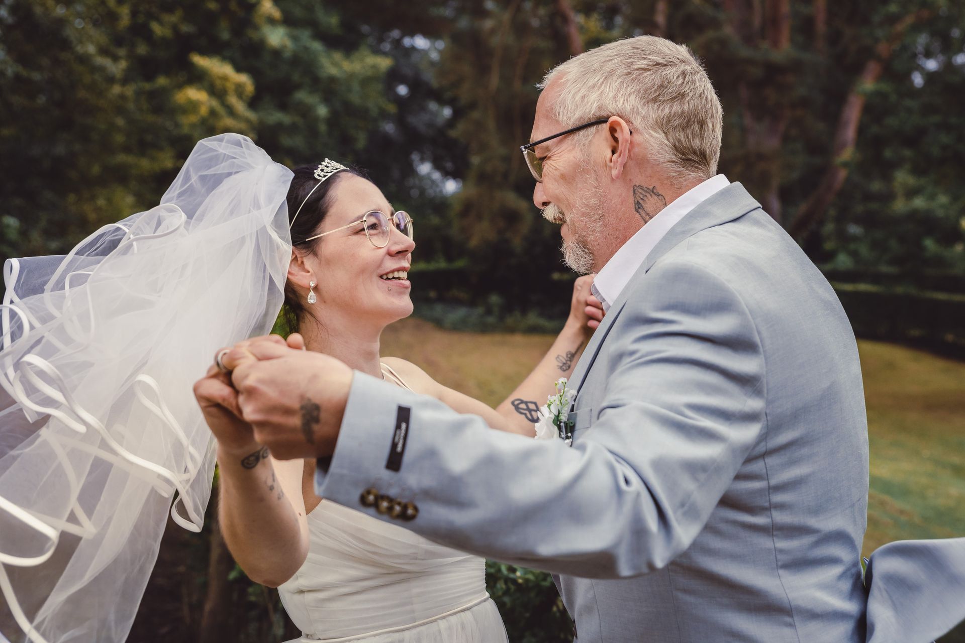 After wedding shoot in het stadspark van Dendermonde, liefdevol en spontaan