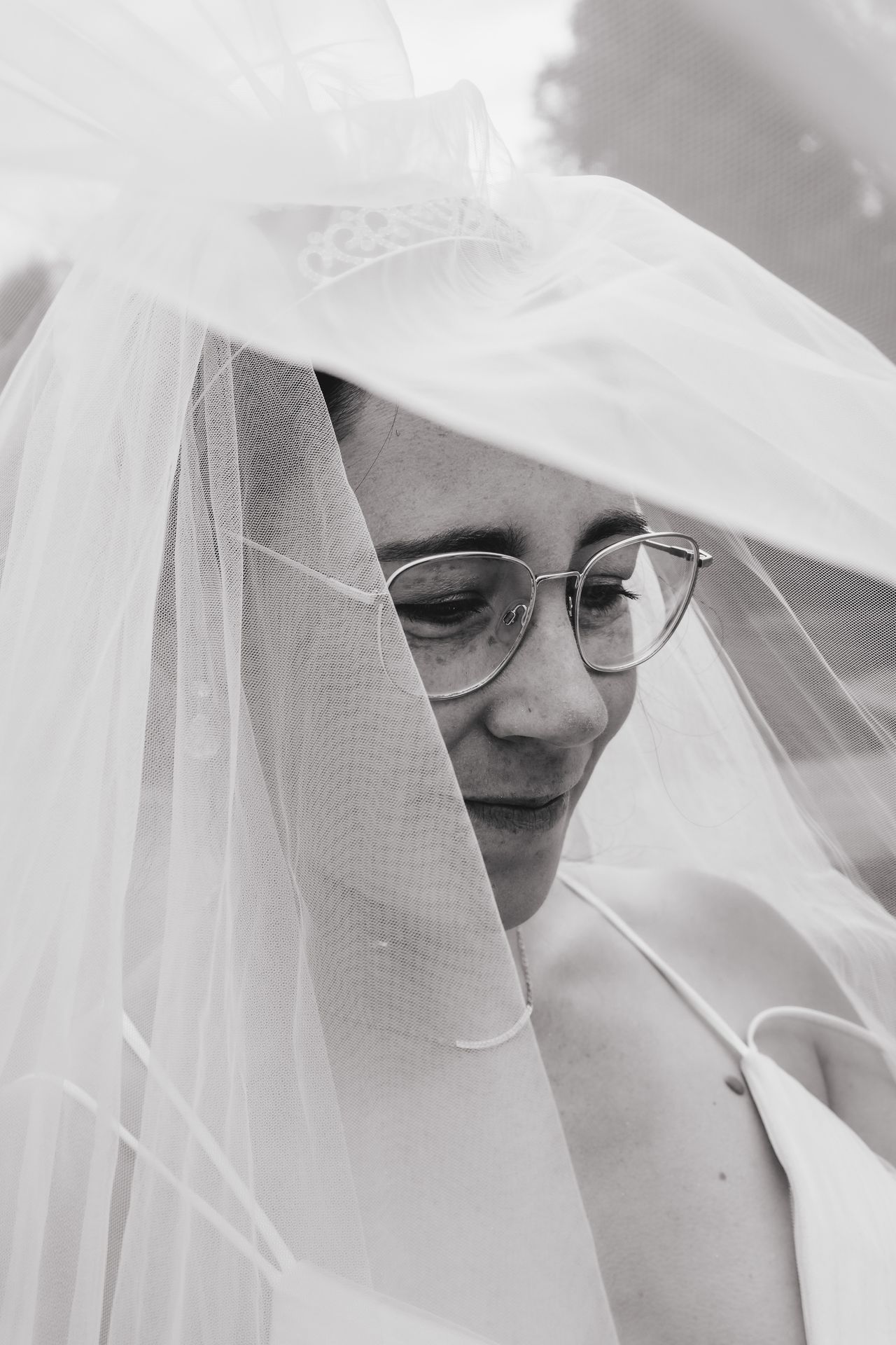 Liefdevolle after wedding reportage in Dendermonde stadspark, spontane momenten in trouwkleding.