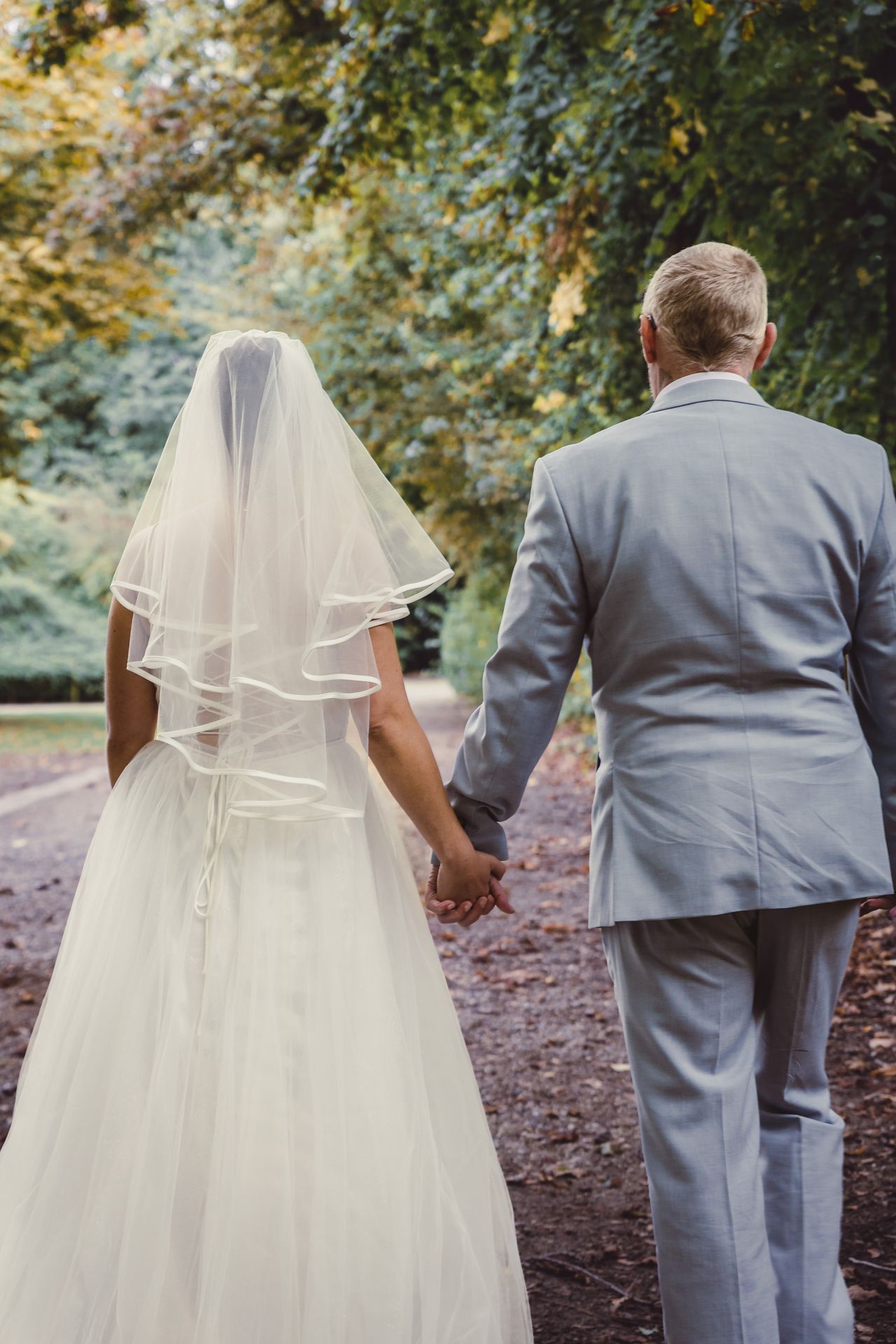 Romantische after wedding shoot in Dendermonde, bruid in trouwjurk en bruidegom in parksetting.