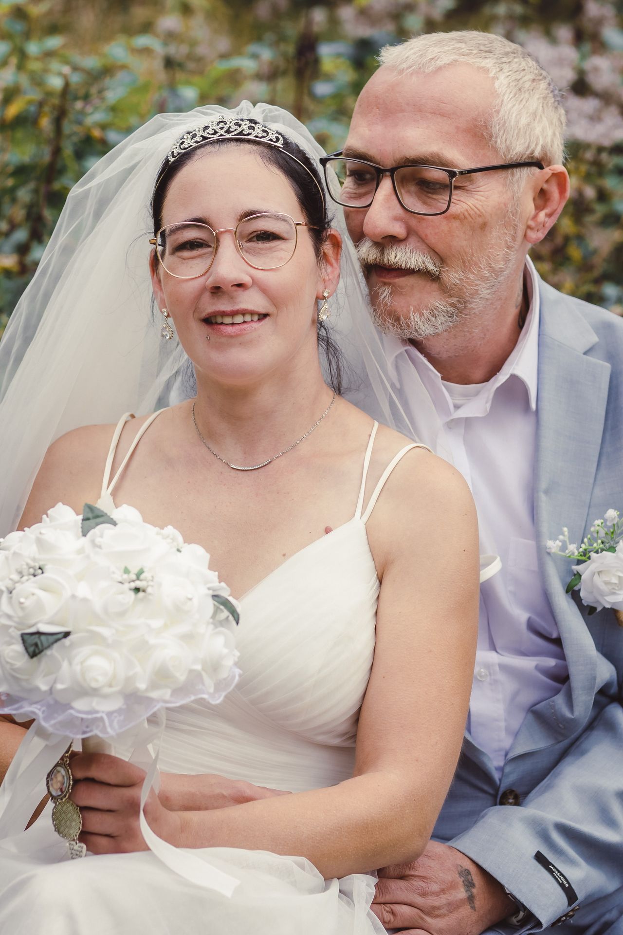 Romantische after wedding shoot in Dendermonde, bruid in trouwjurk en bruidegom in parksetting.