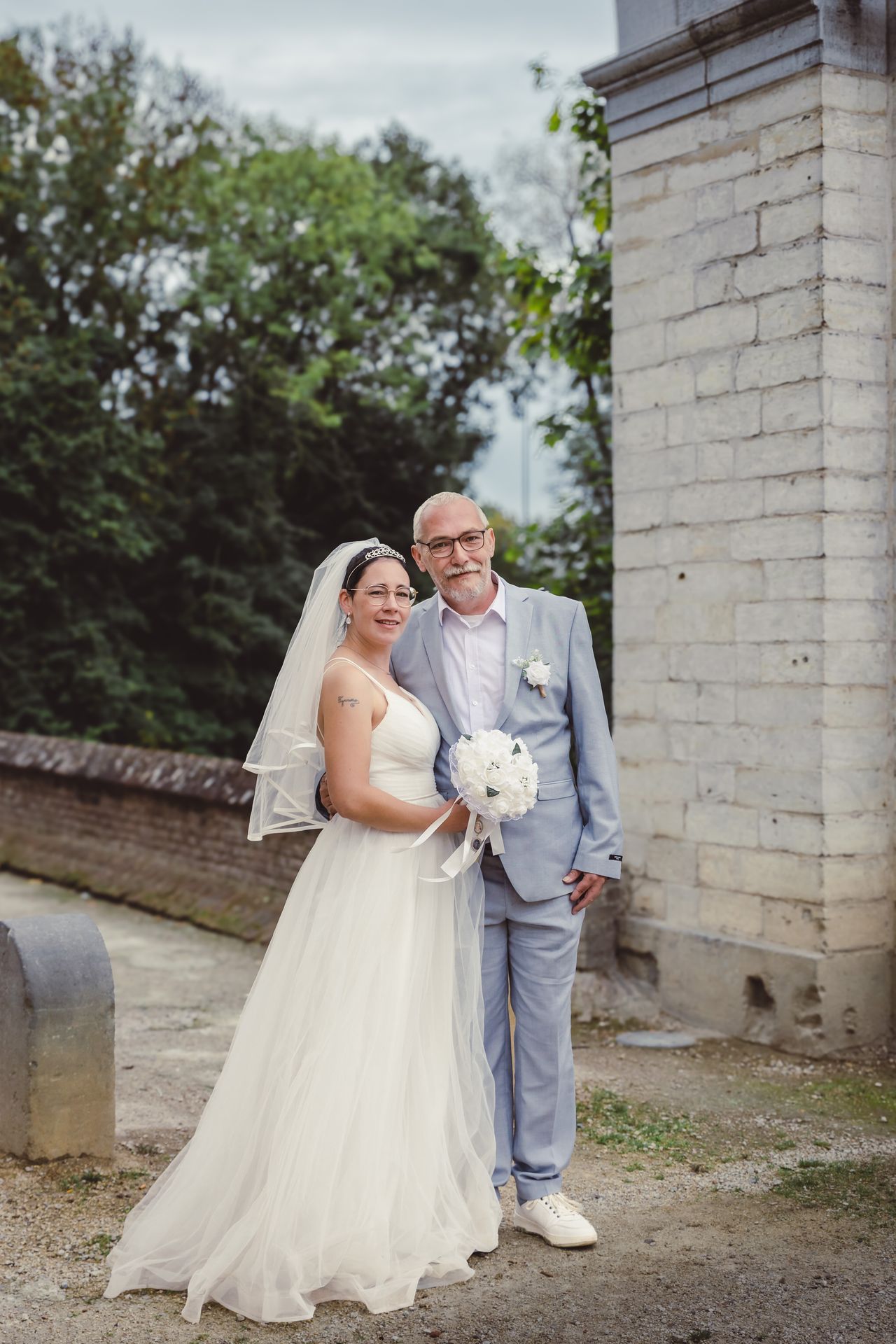 After wedding fotoshoot in stadspark Dendermonde met bruidspaar in trouwkleding, romantische winterse sfeer.