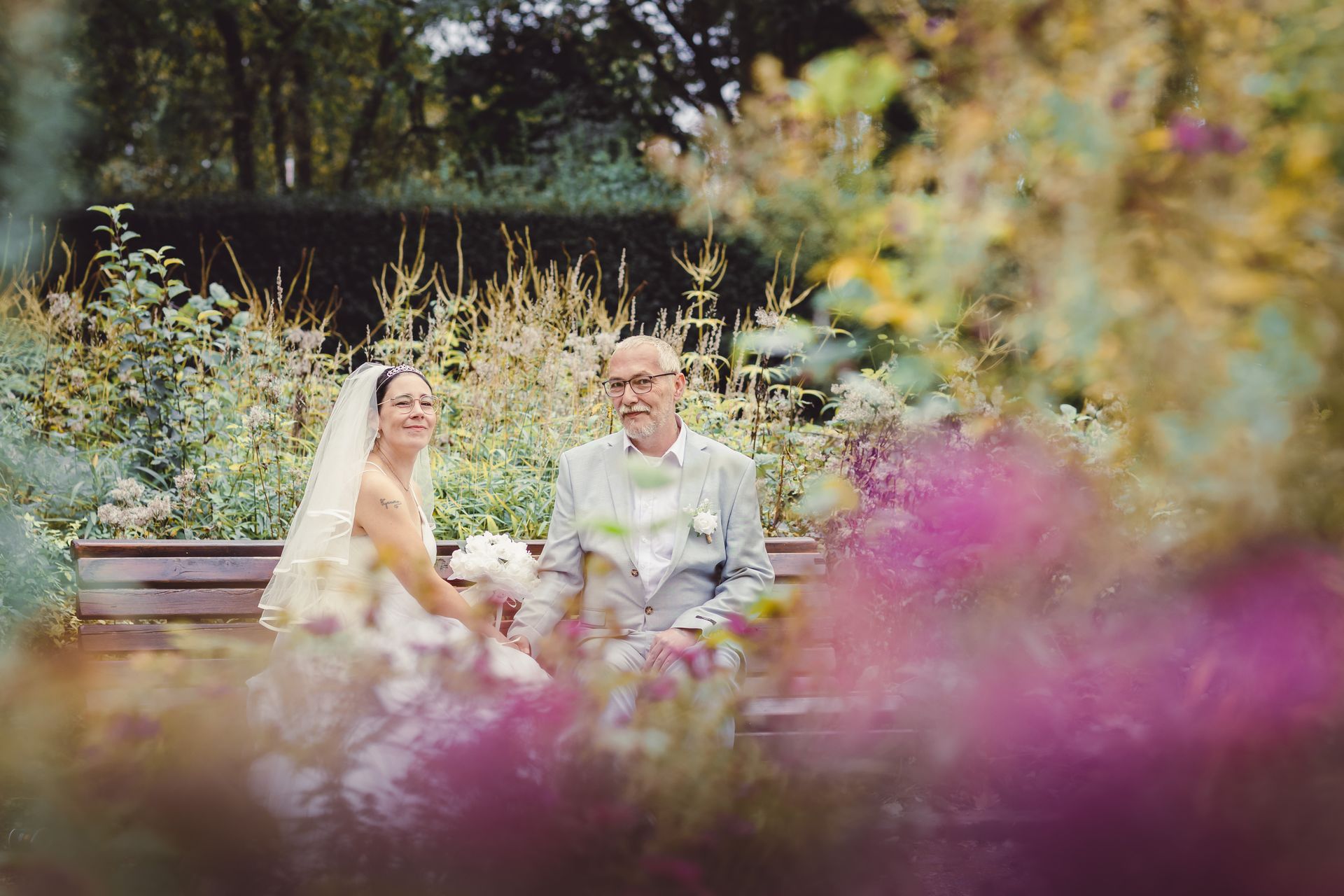 After wedding fotoshoot in stadspark Dendermonde met bruidspaar in trouwkleding, romantische winterse sfeer.