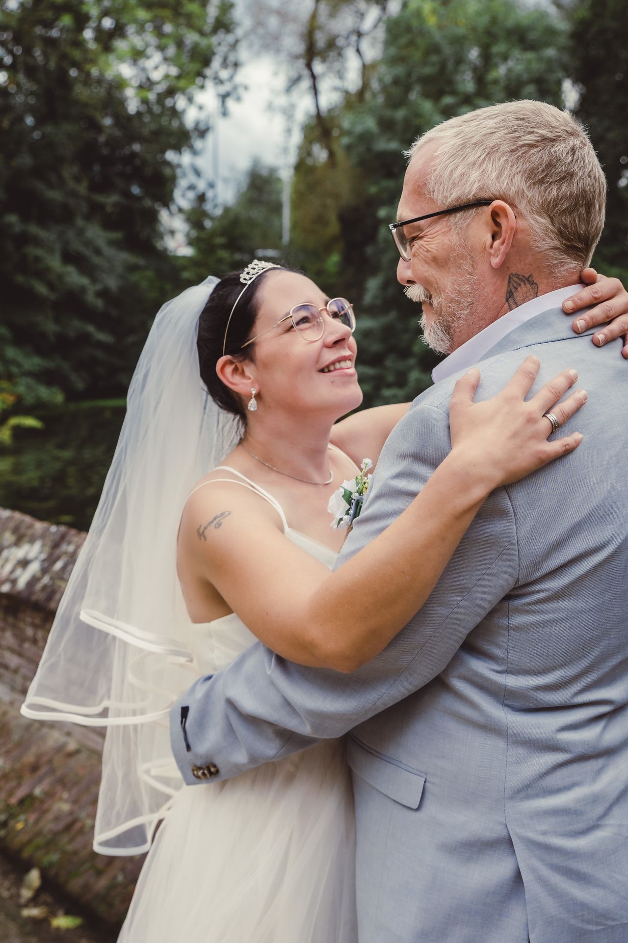 Liefdevolle after wedding reportage in Dendermonde stadspark, spontane momenten in trouwkleding.