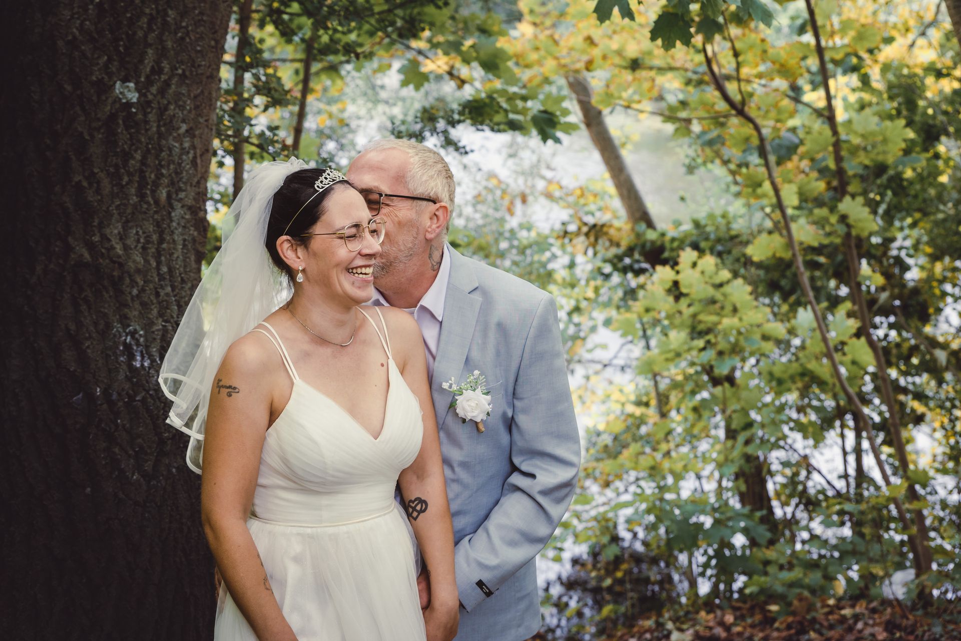 After wedding shoot in het stadspark van Dendermonde, liefdevol en spontaan