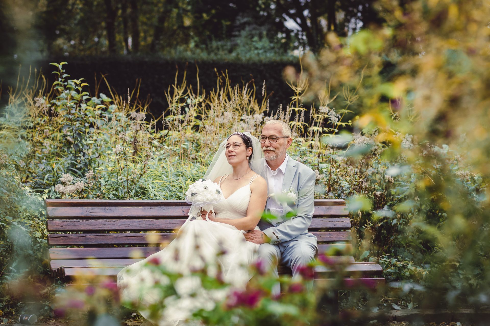After wedding fotoshoot in stadspark Dendermonde met bruidspaar in trouwkleding, romantische winterse sfeer.