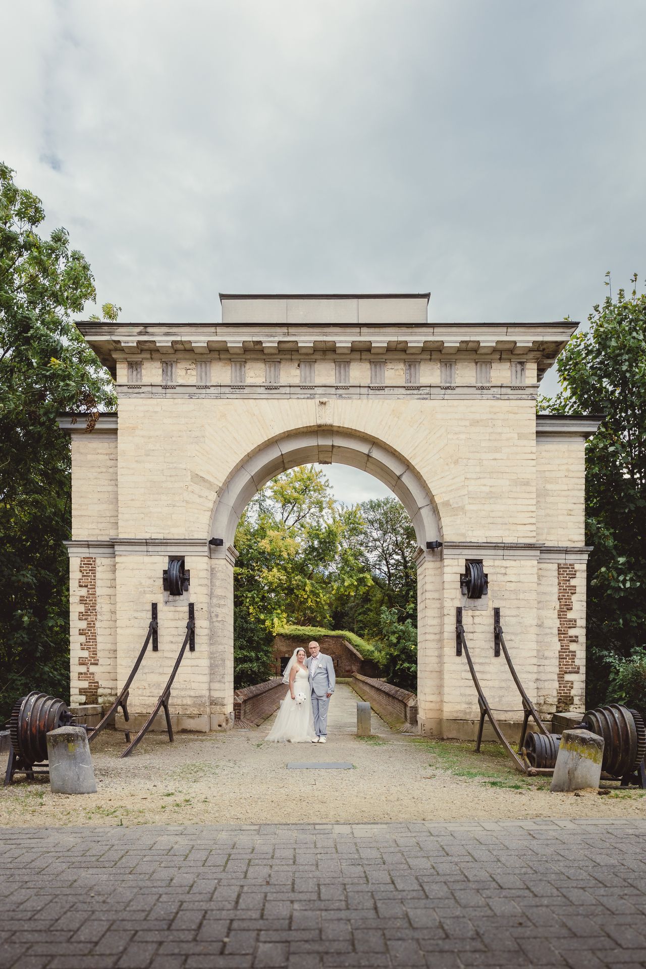 After wedding fotoshoot in stadspark Dendermonde met bruidspaar in trouwkleding, romantische winterse sfeer.