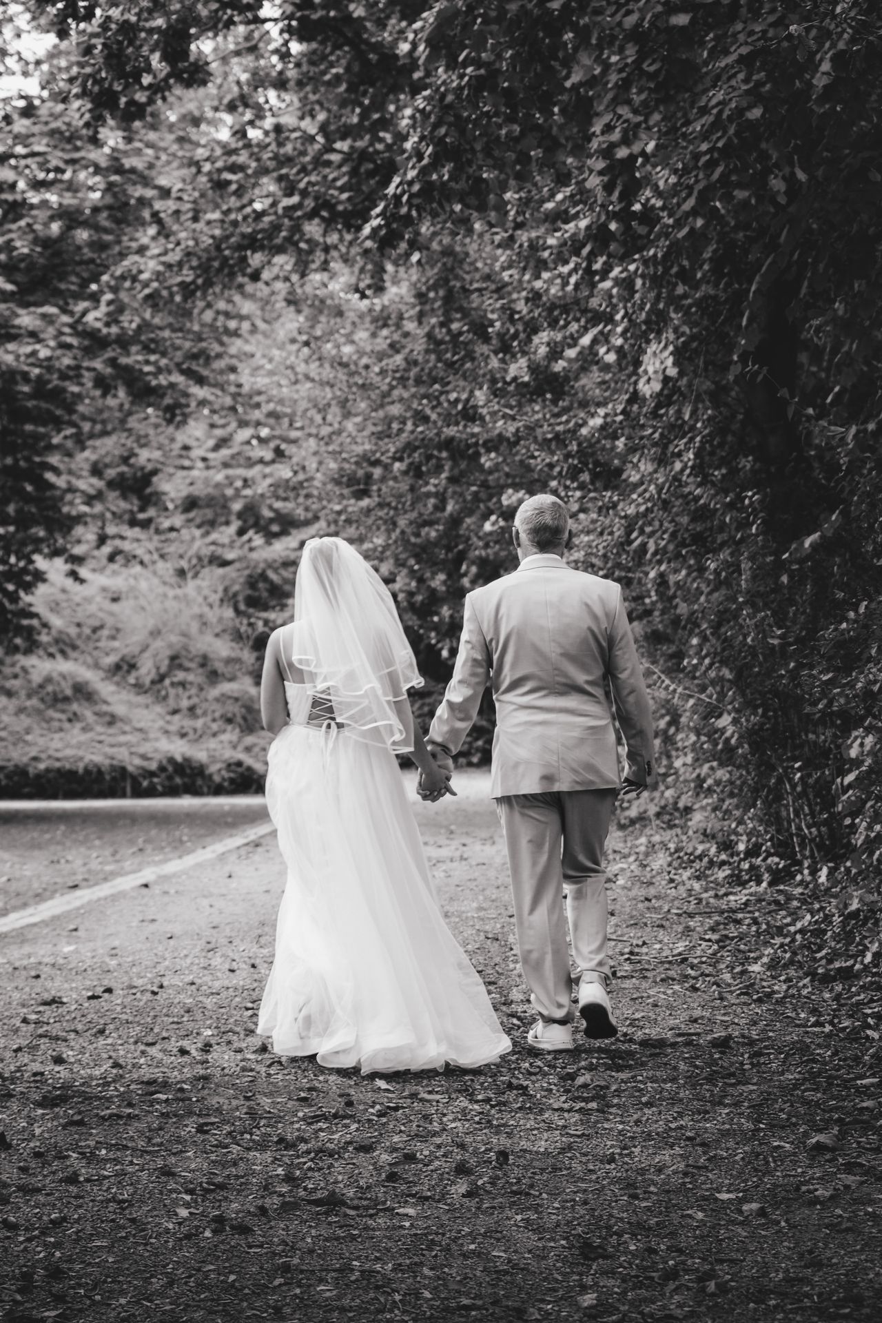 Romantische after wedding shoot in Dendermonde, bruid in trouwjurk en bruidegom in parksetting.