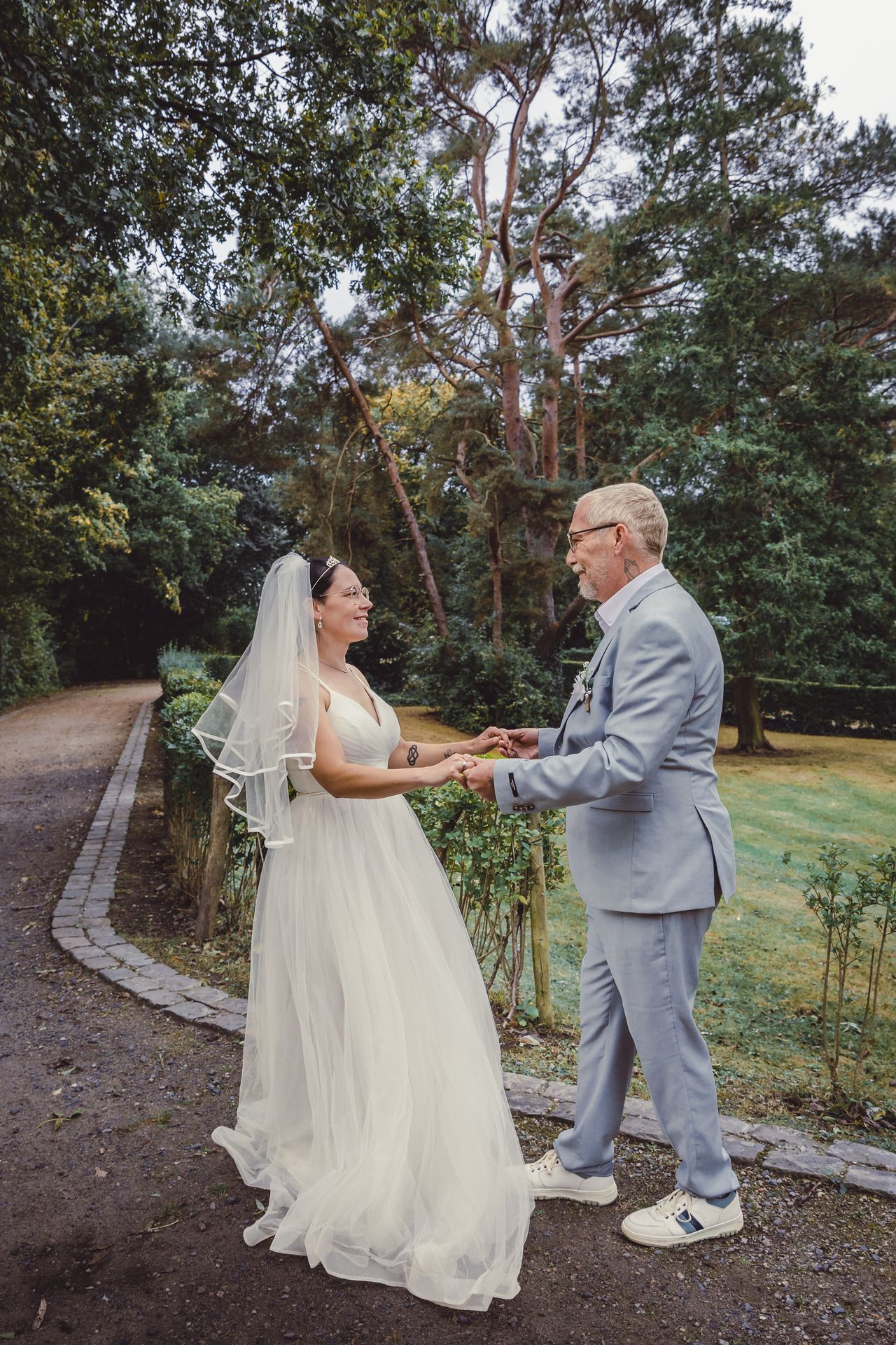 After wedding shoot in het stadspark van Dendermonde, liefdevol en spontaan