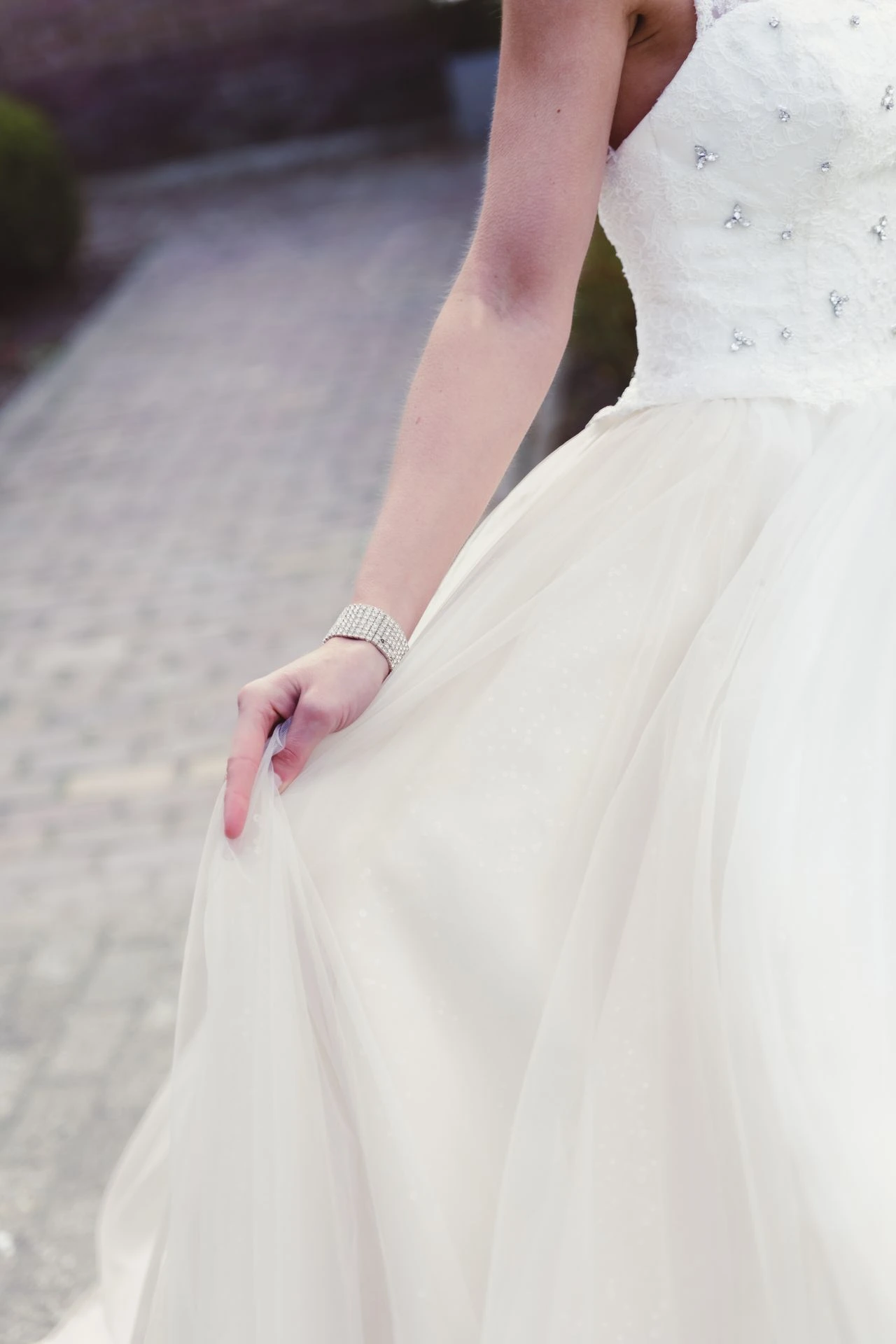 Elegante bruid in Assepoester-stijl trouwjurk, vastgelegd in natuurlijk licht.