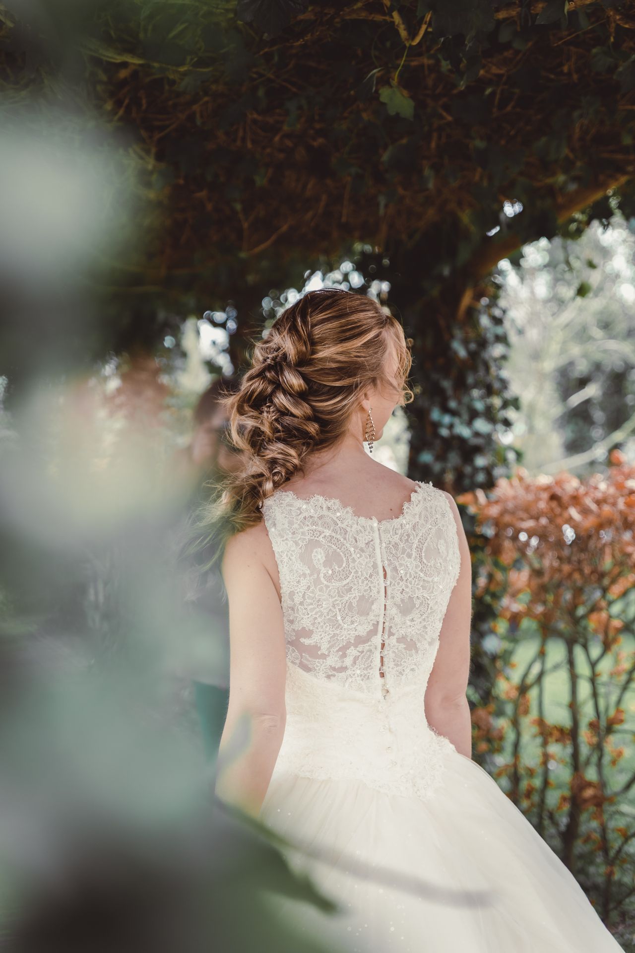 Sprookjesachtige bruid in witte trouwjurk, perfecte inspiratie voor bruidsfotografie.