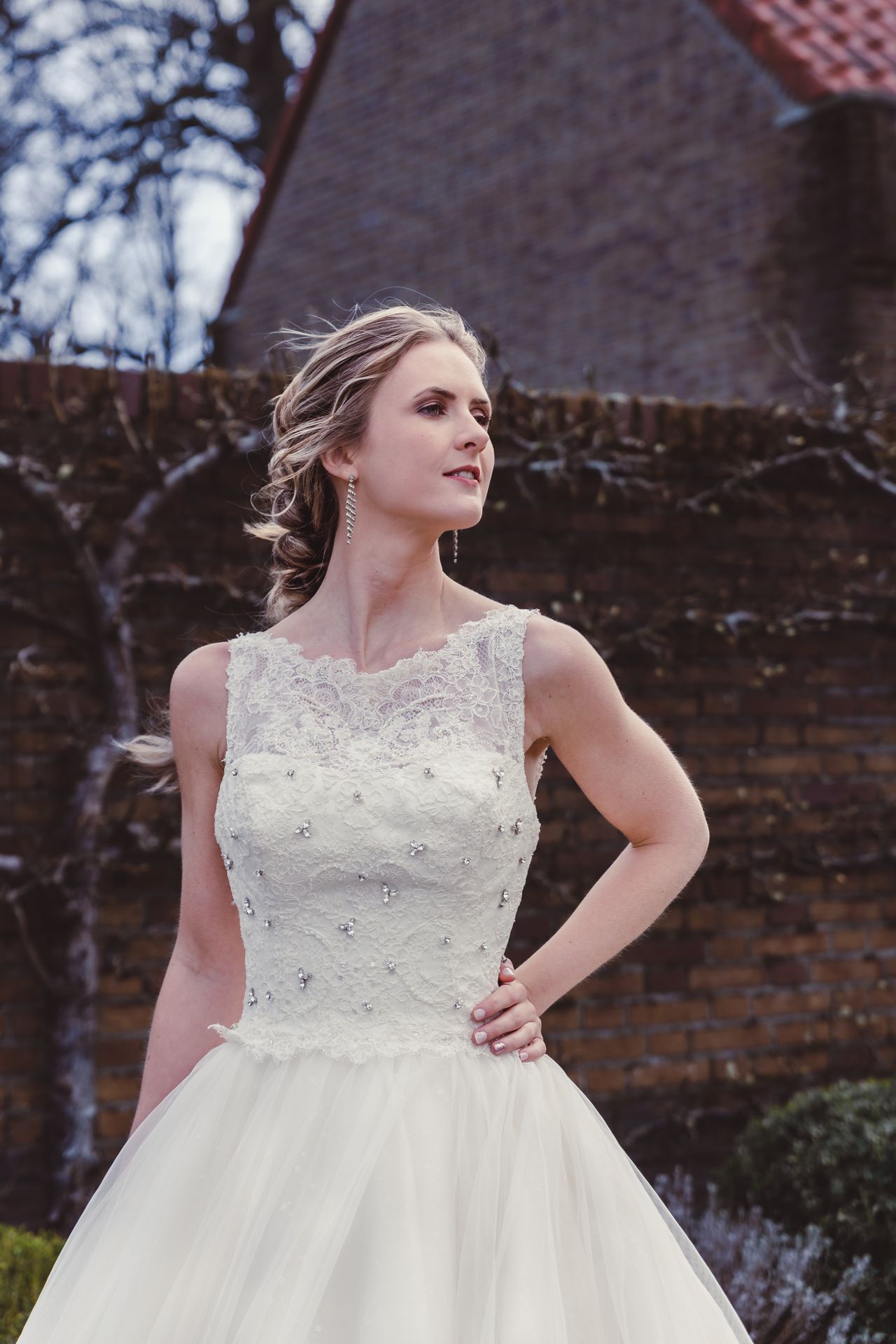 Sprookjesachtige bruid in witte trouwjurk, perfecte inspiratie voor bruidsfotografie.