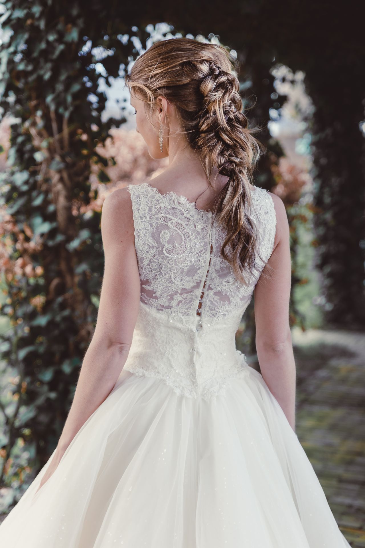 Sprookjesachtige bruid in witte trouwjurk, perfecte inspiratie voor bruidsfotografie.