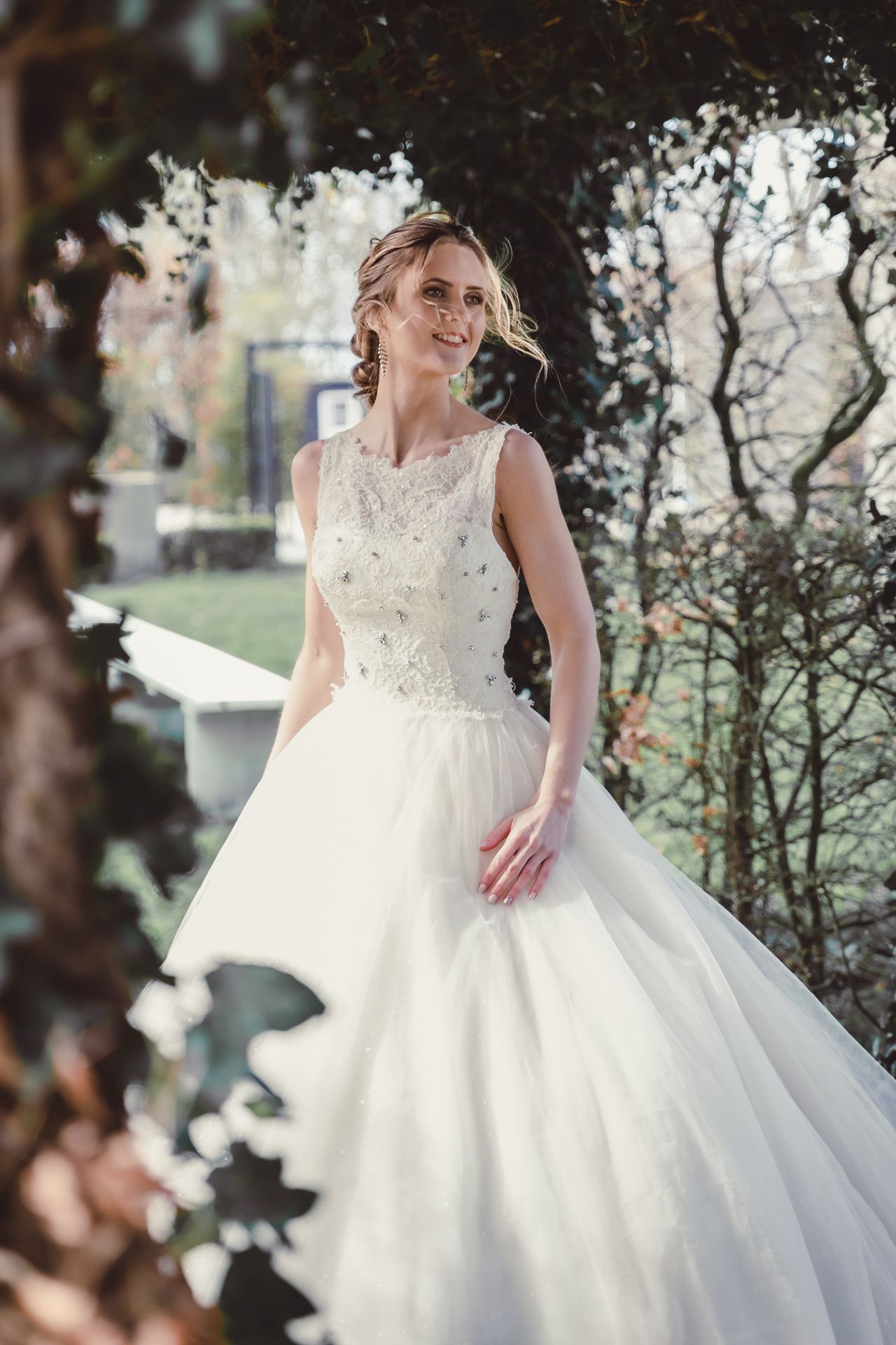 Sprookjesachtige bruid in witte trouwjurk, perfecte inspiratie voor bruidsfotografie.