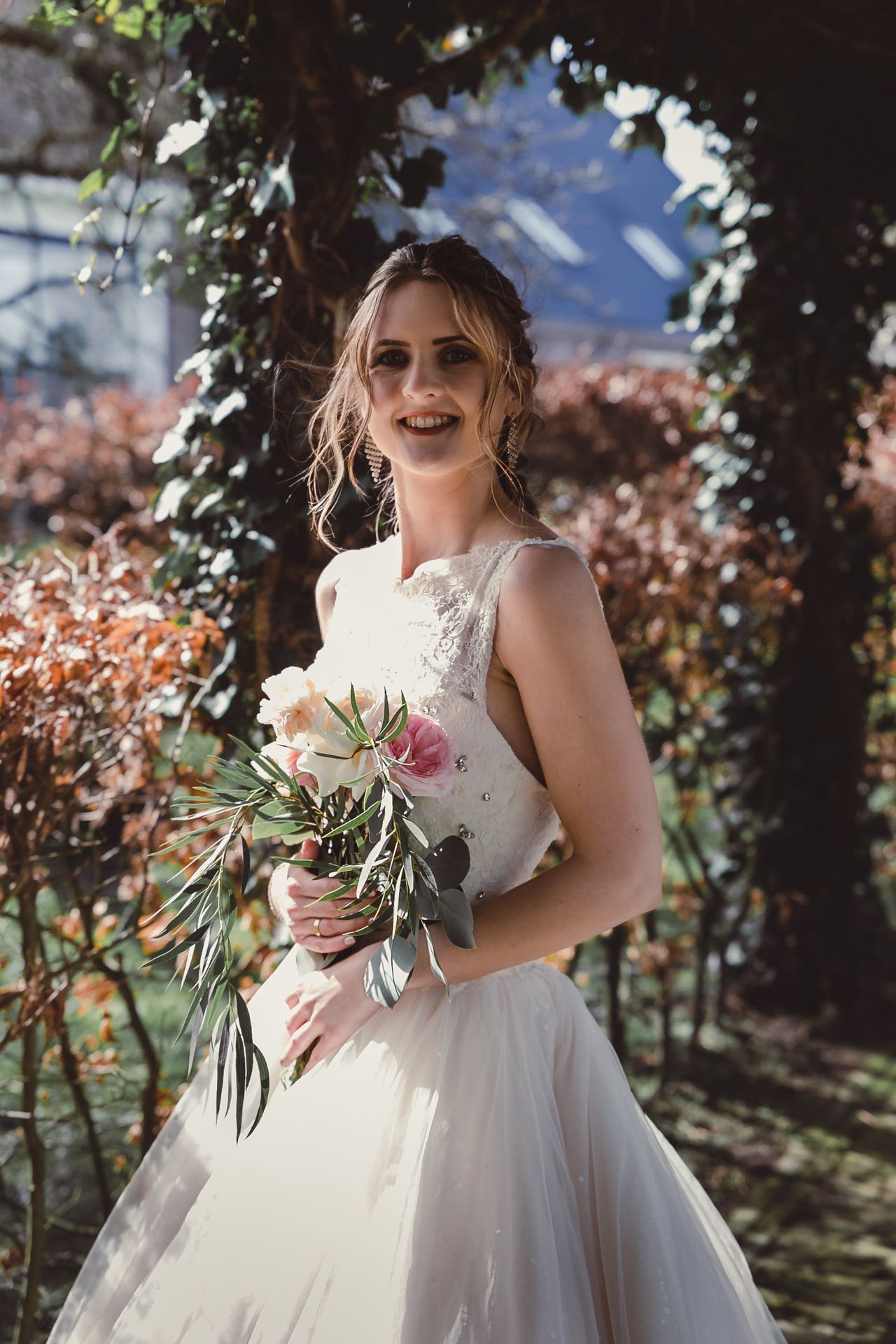 Sprookjesachtige bruid in witte trouwjurk, perfecte inspiratie voor bruidsfotografie.