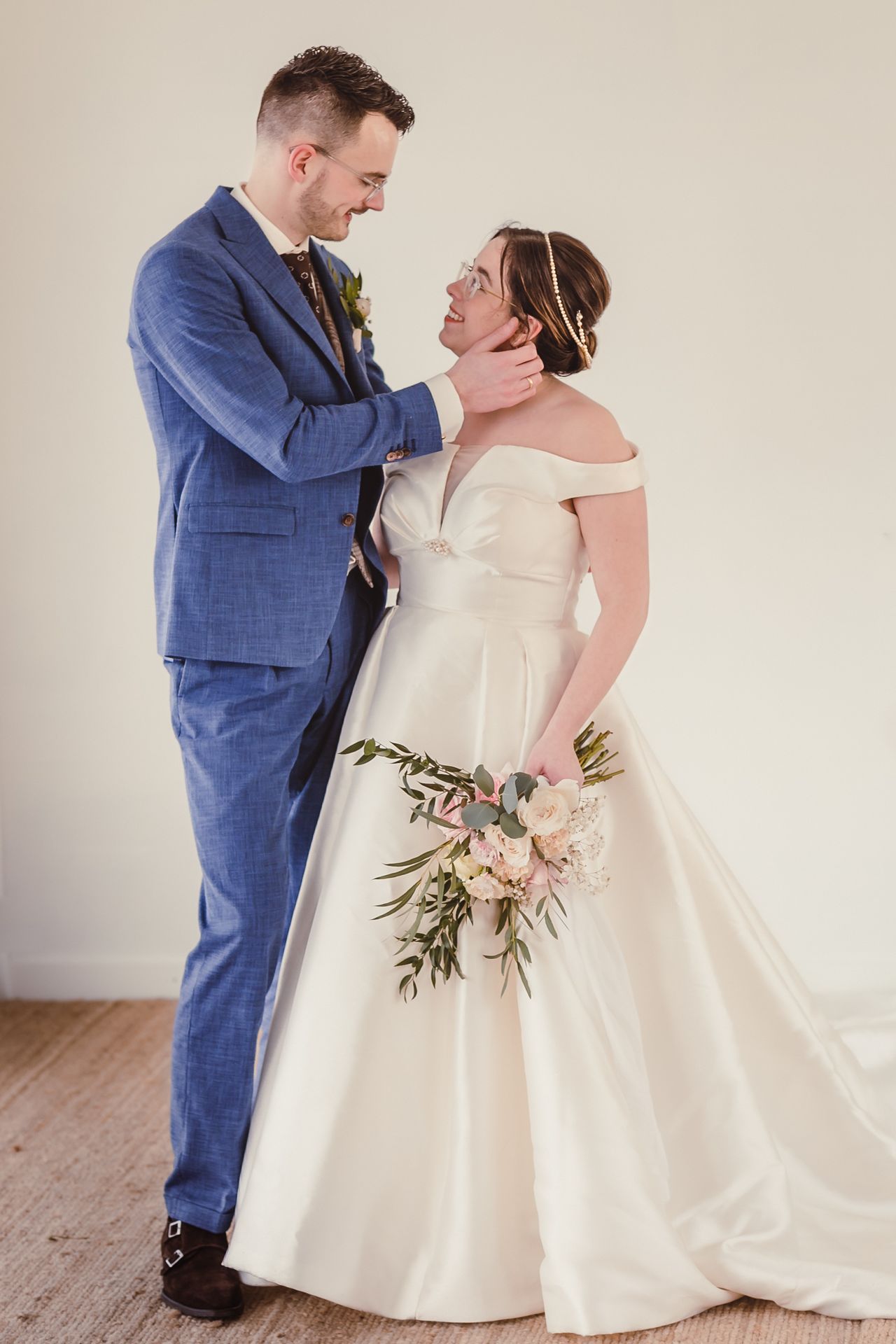 Gezellige en warme sfeer op landgoed met bloemen en trouwdetails.