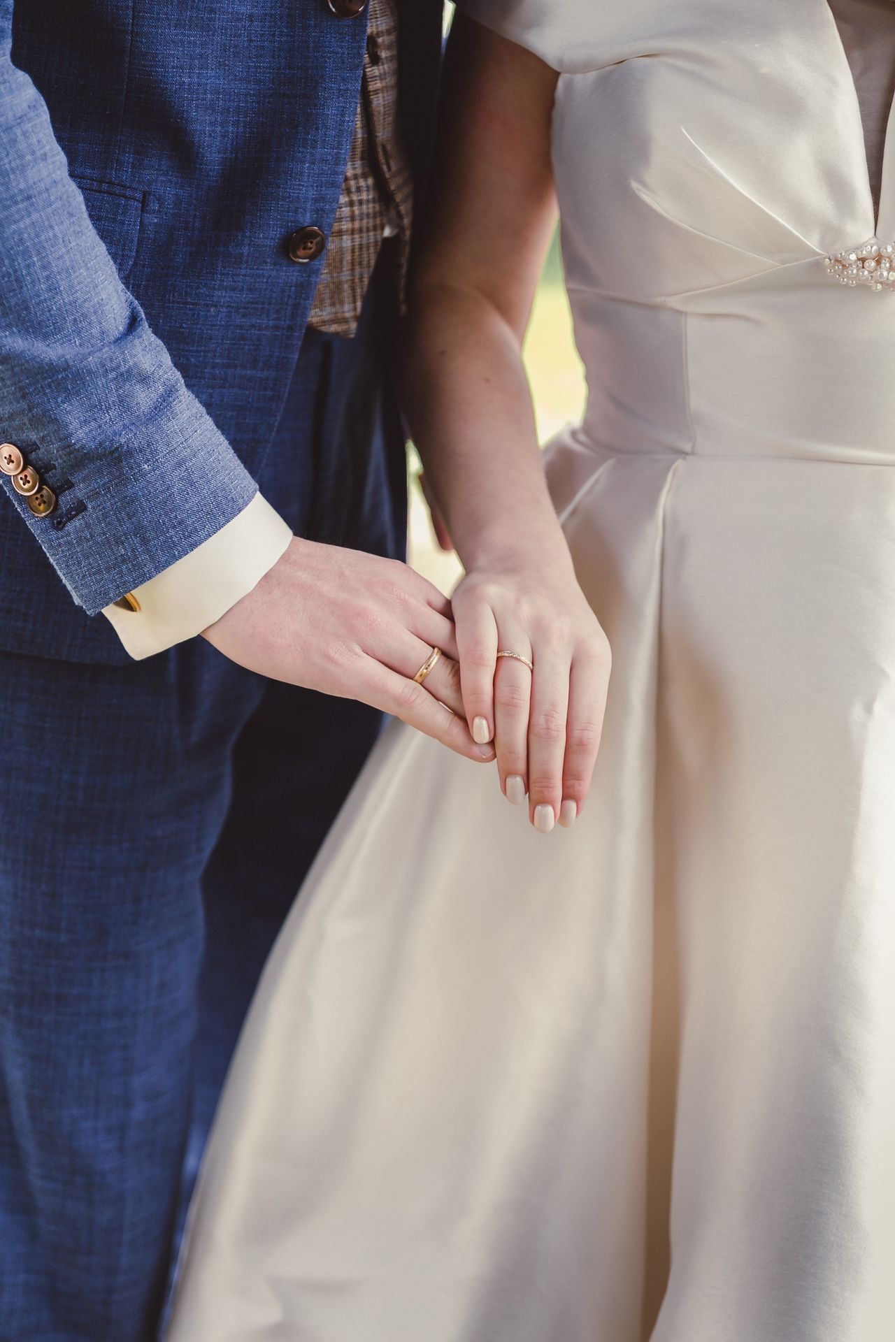 Gezellige en warme sfeer op landgoed met bloemen en trouwdetails.