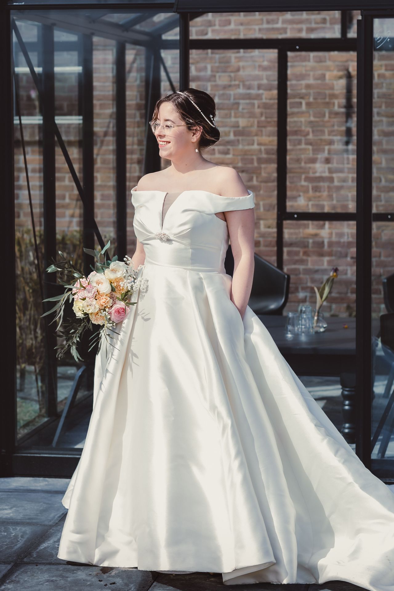 Gezellige en warme sfeer op landgoed met bloemen en trouwdetails.