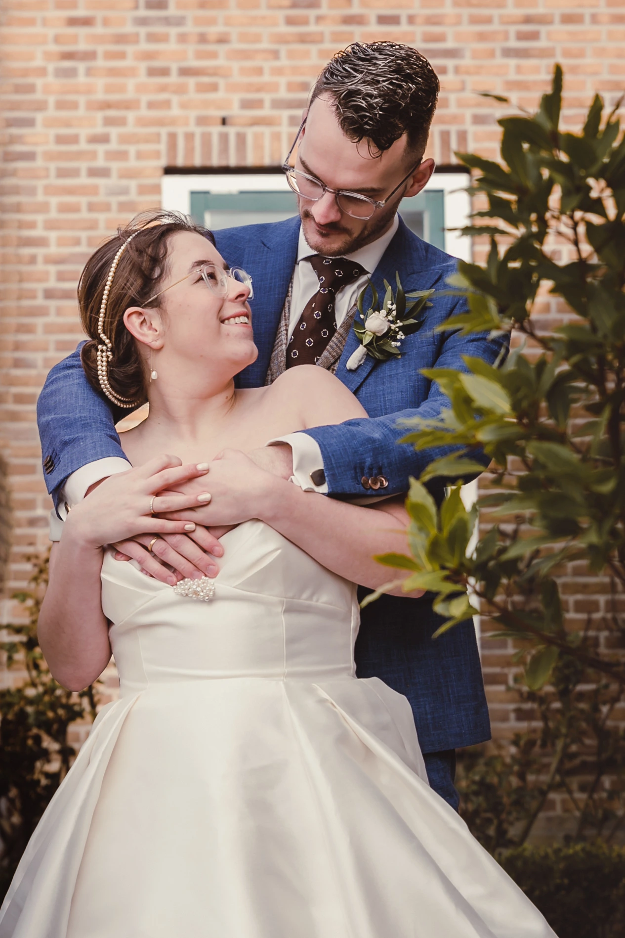 Gezellige en warme sfeer op landgoed met bloemen en trouwdetails.