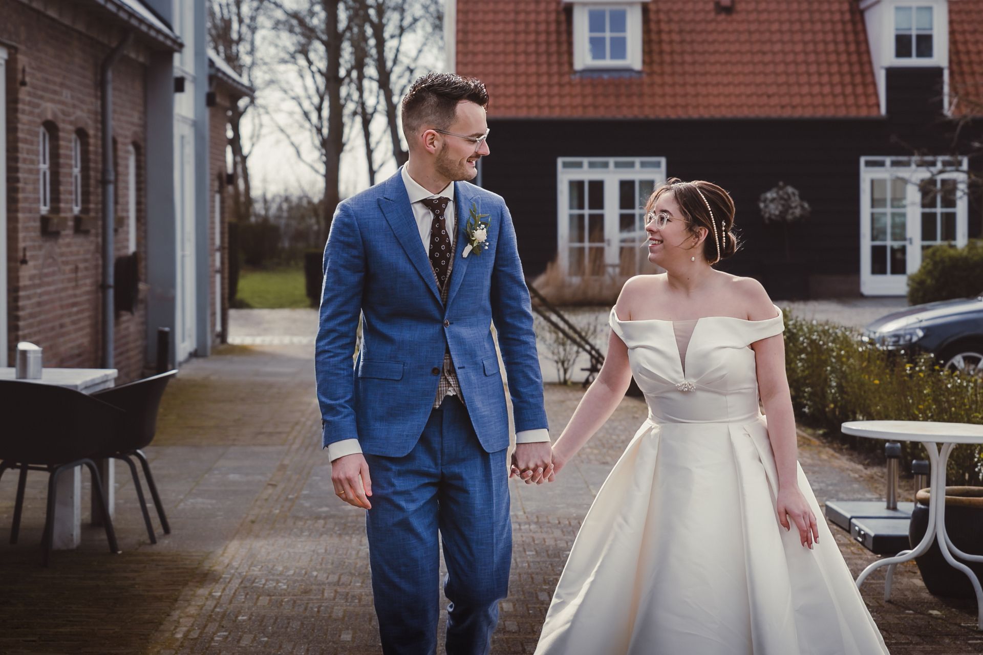 Gezellige en warme sfeer op landgoed met bloemen en trouwdetails.