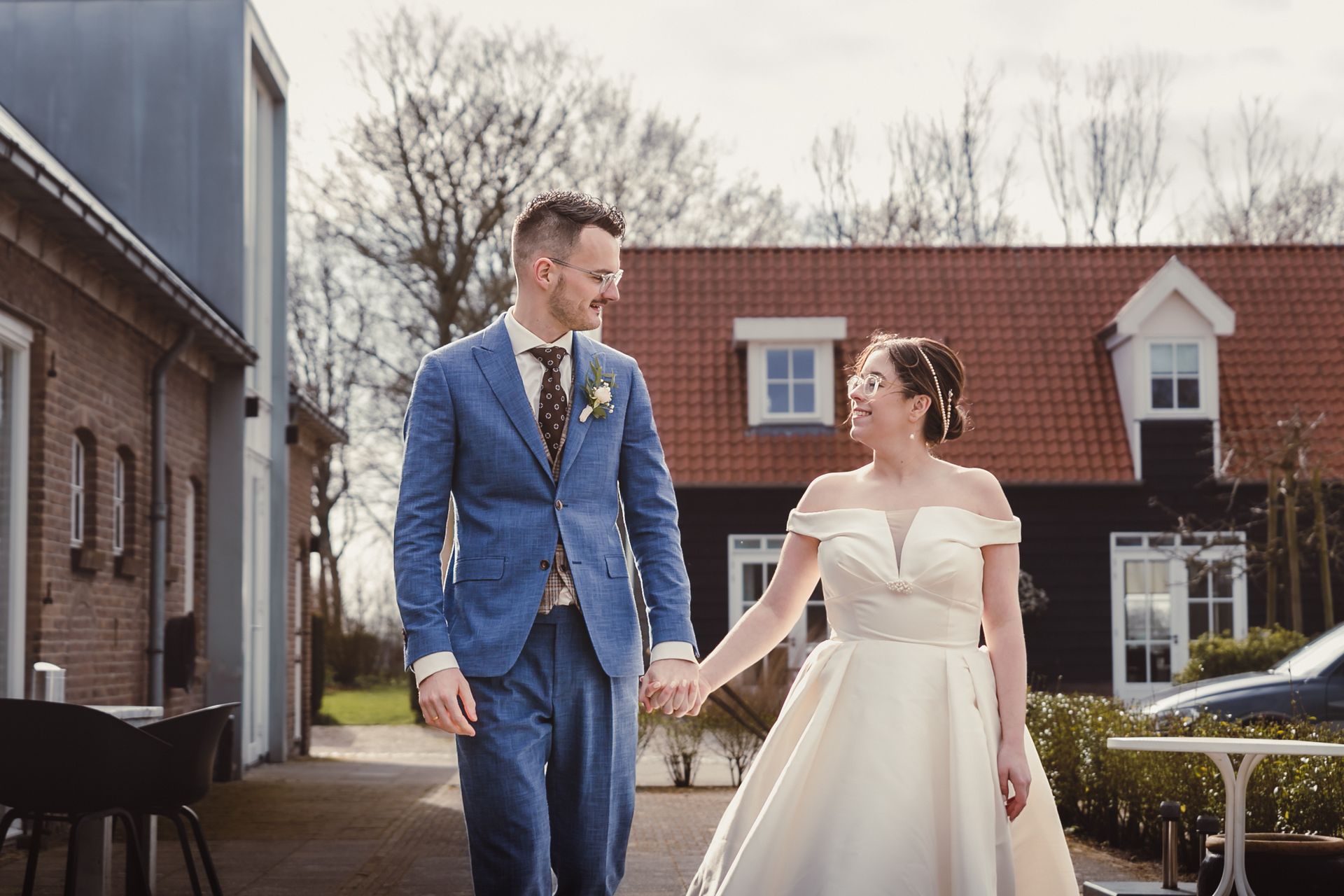 Gezellige en warme sfeer op landgoed met bloemen en trouwdetails.