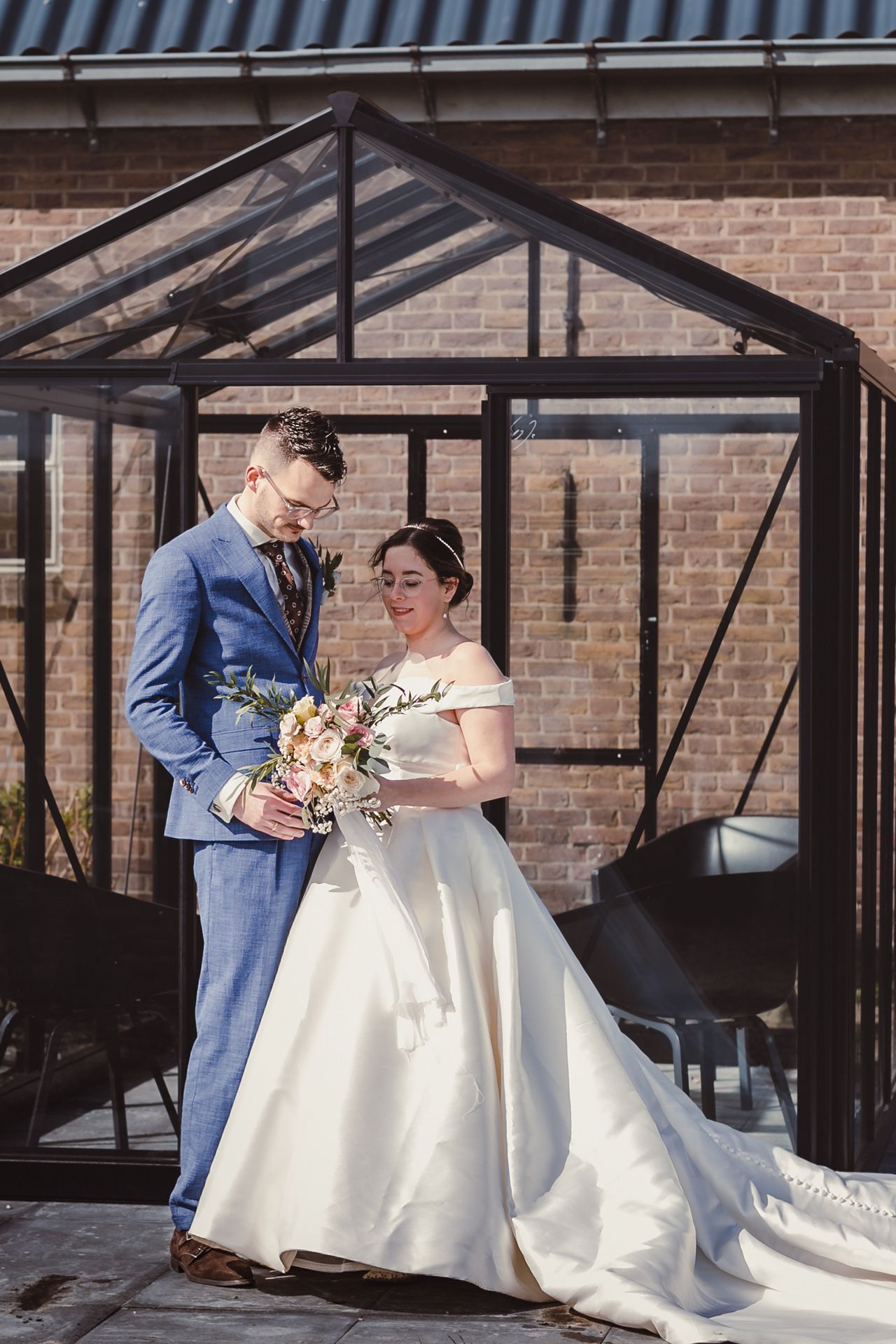 Gezellige en warme sfeer op landgoed met bloemen en trouwdetails.