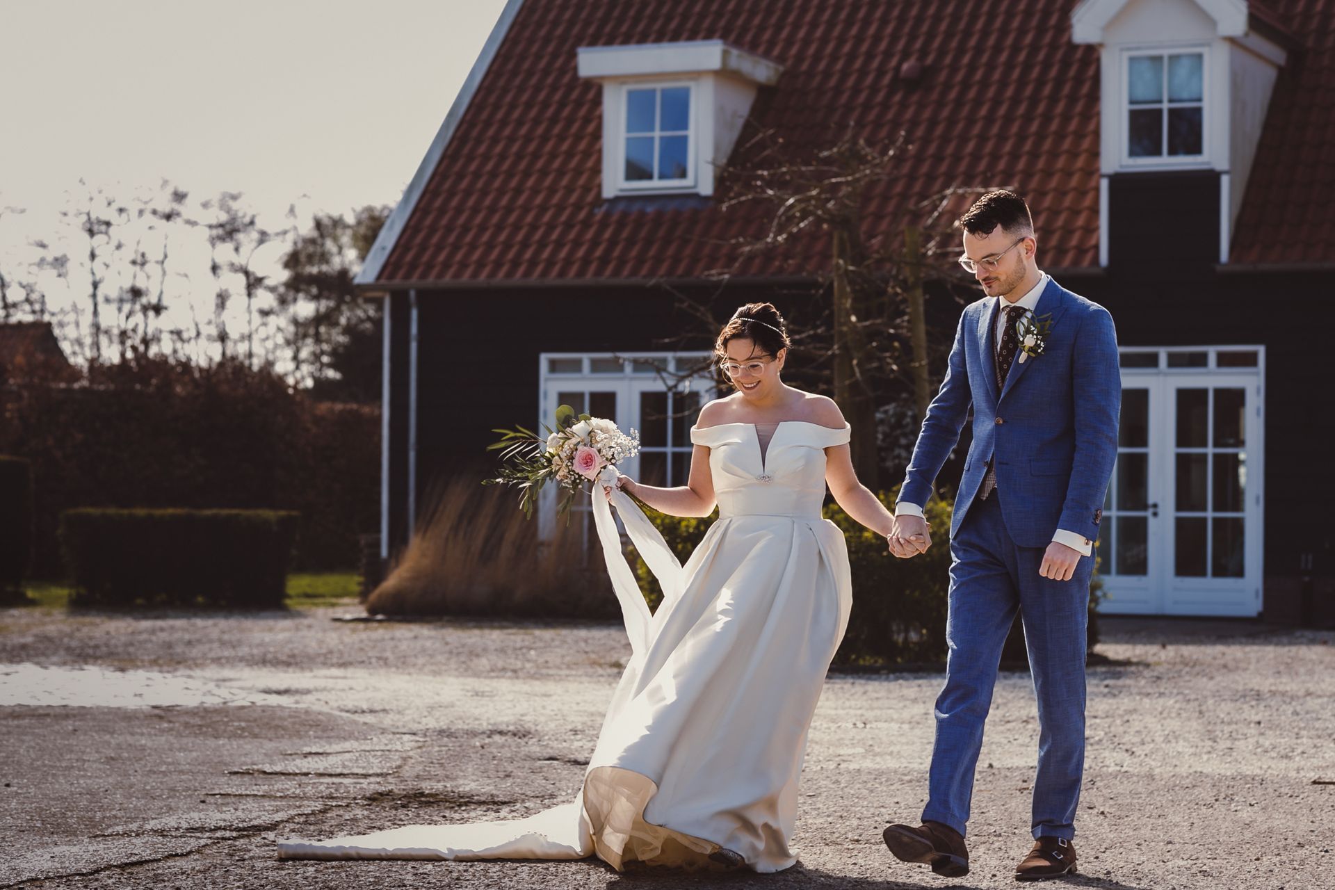 Gezellige en warme sfeer op landgoed met bloemen en trouwdetails.